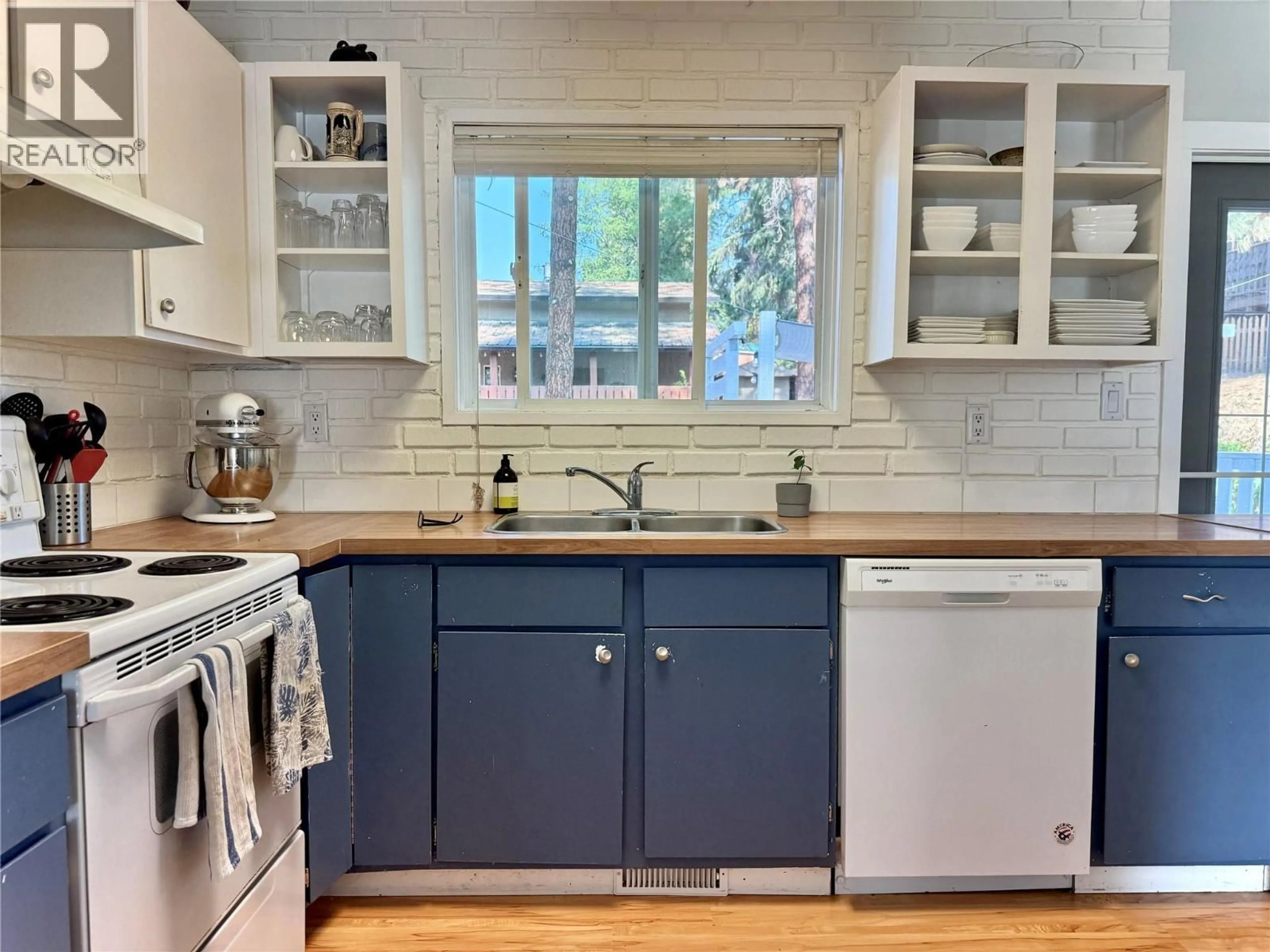 Open concept kitchen, ceramic/tile floor for 488 STANLEY CRESCENT, Kelowna British Columbia V1W4L7