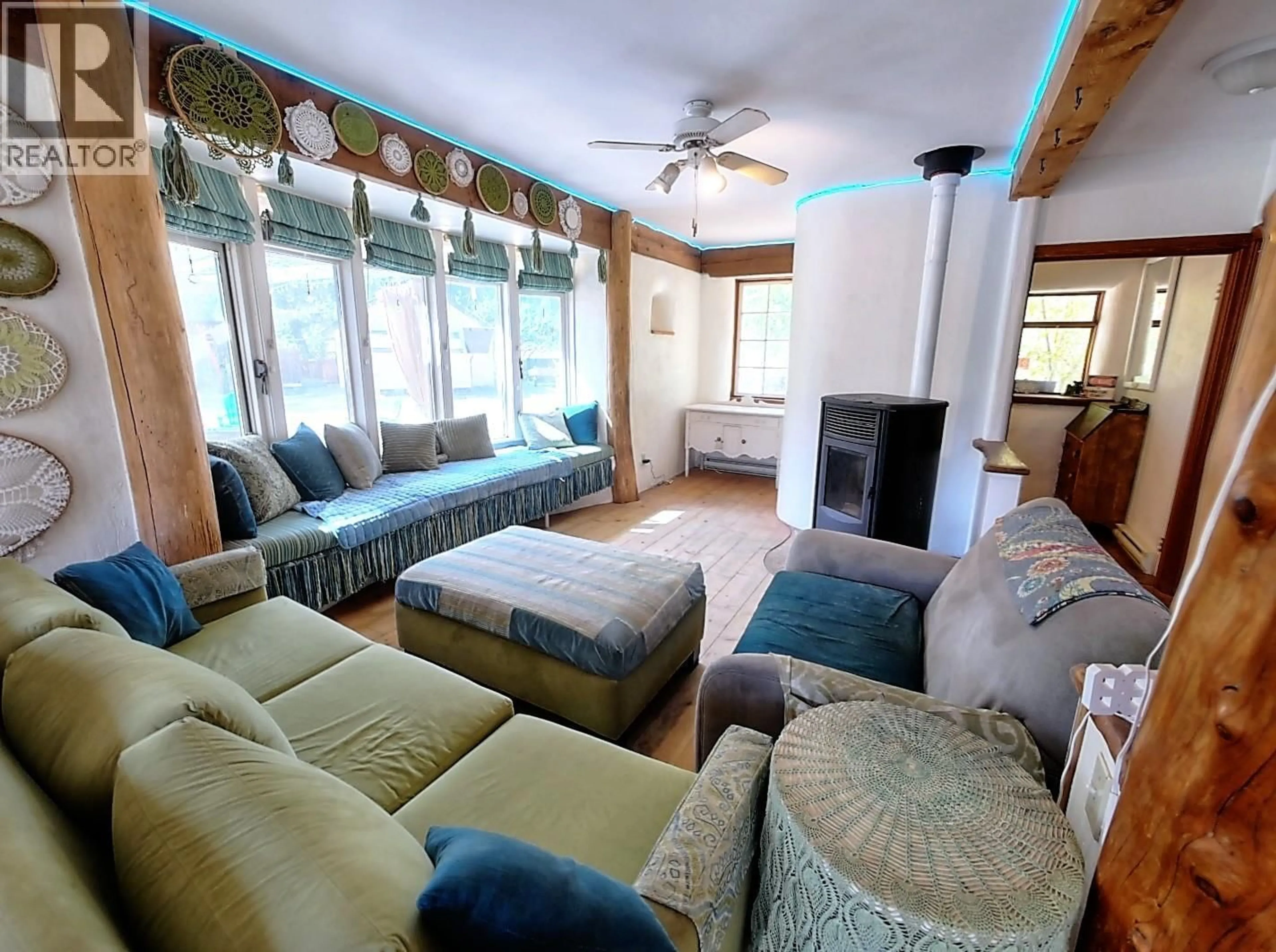 Living room with furniture, unknown for 3918 PASSMORE UPPER ROAD, Passmore British Columbia V0G2J0