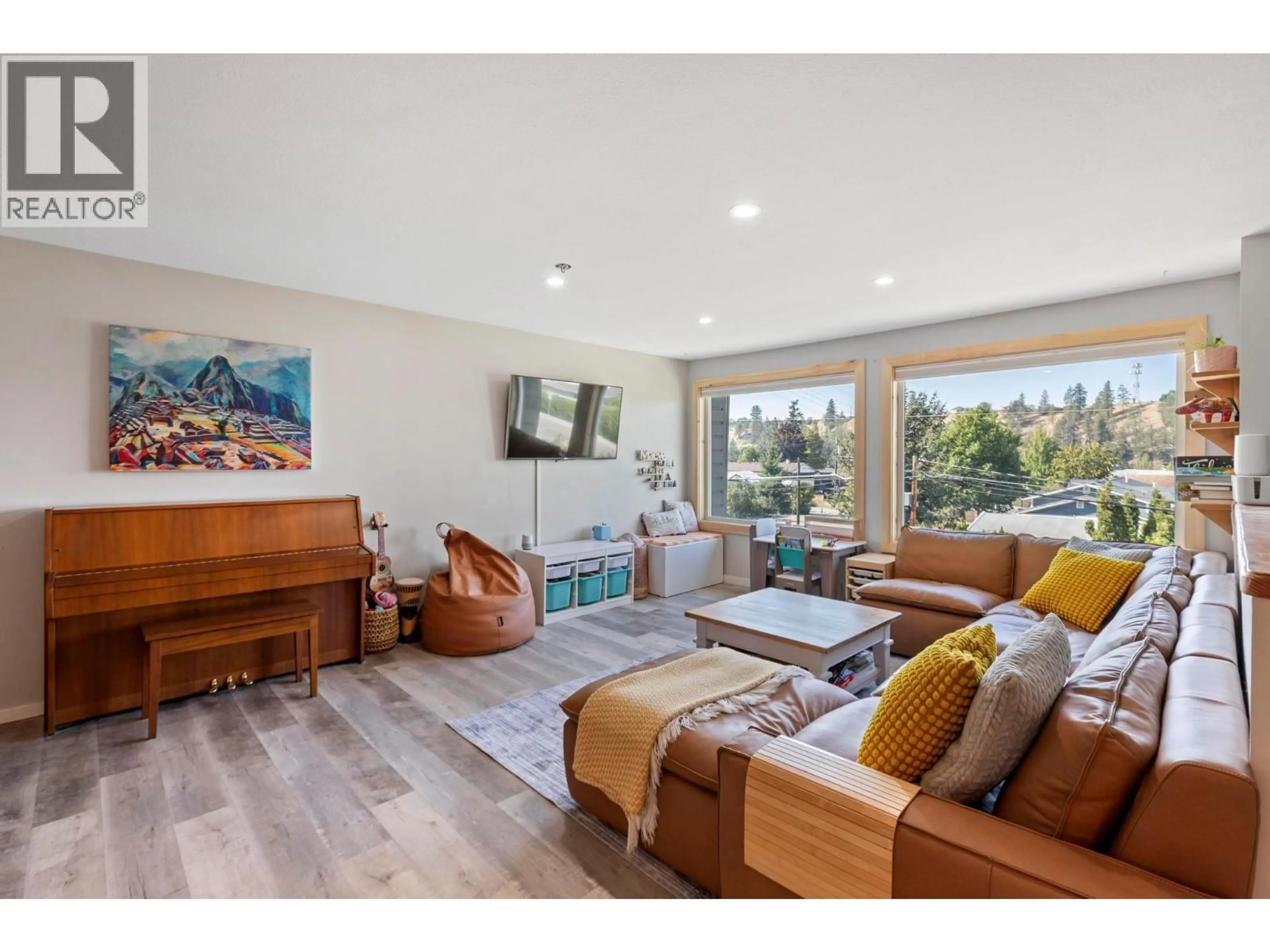 Living room with furniture, wood/laminate floor for 1525 HOLLYWOOD ROAD SOUTH, Kelowna British Columbia V1X4P2