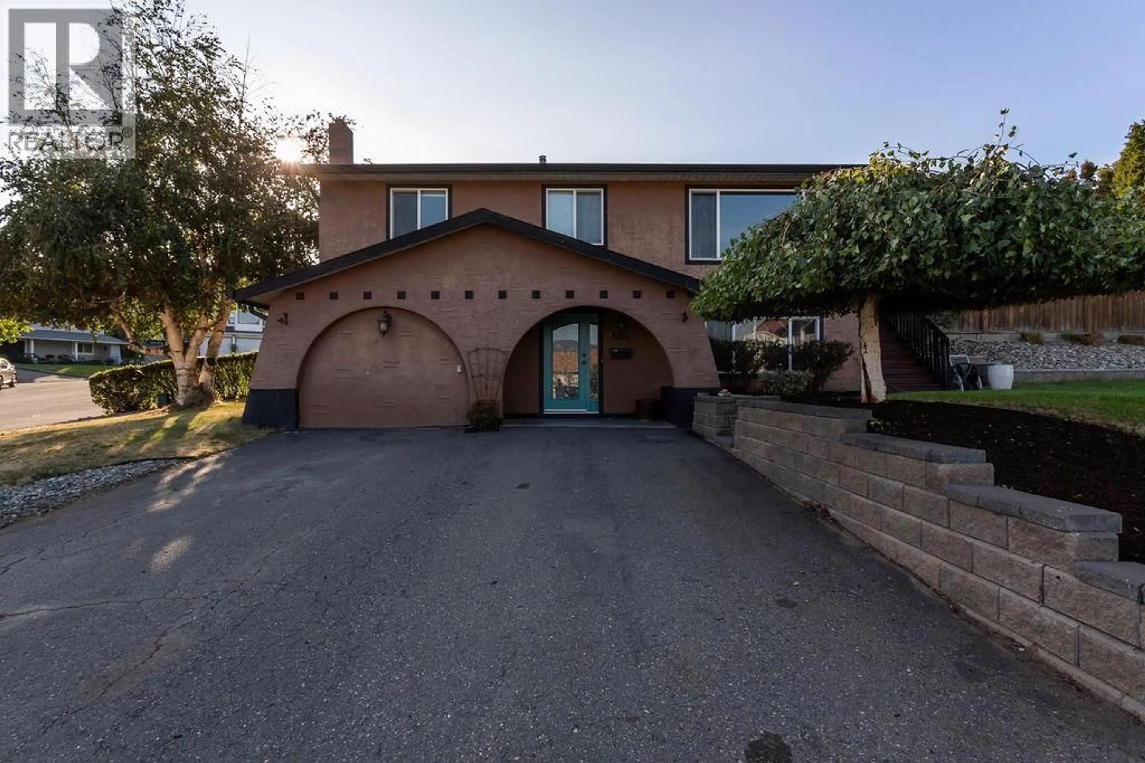 A pic from outside/outdoor area/front of a property/back of a property/a pic from drone, street for 1595 HILLCREST AVENUE, Kamloops British Columbia V2B7P5