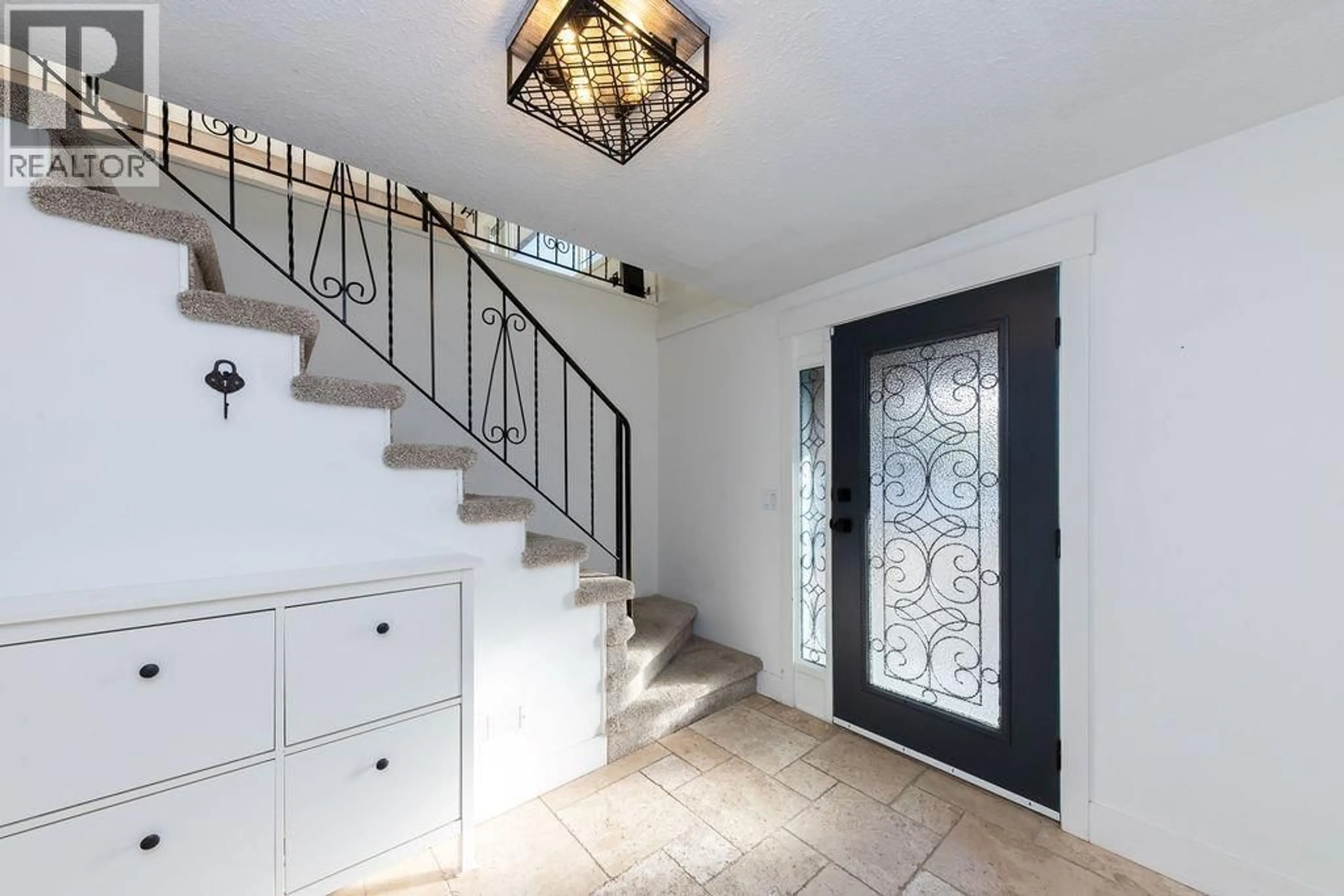 Indoor entryway for 1595 HILLCREST AVENUE, Kamloops British Columbia V2B7P5