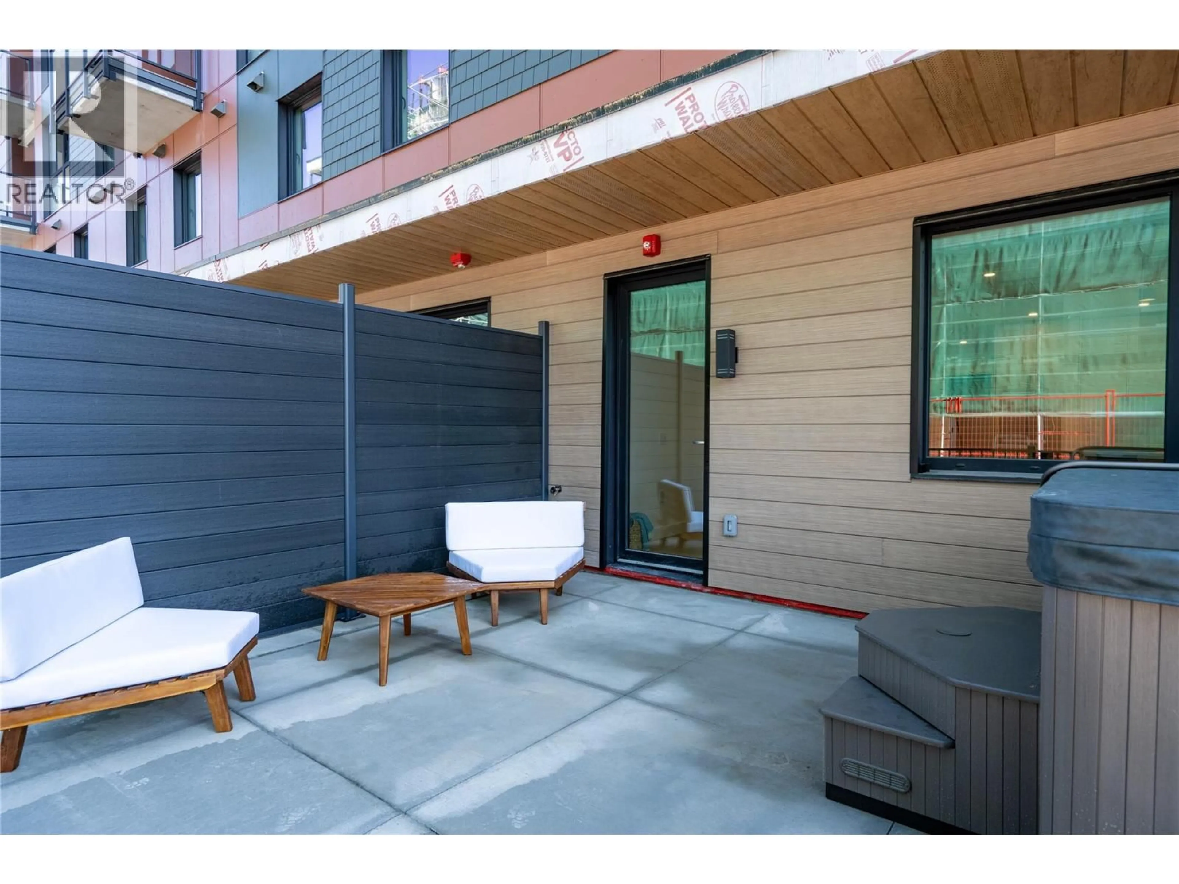 Patio, street for 1111 - 1702 COURSIER AVENUE, Revelstoke British Columbia V0E2S3