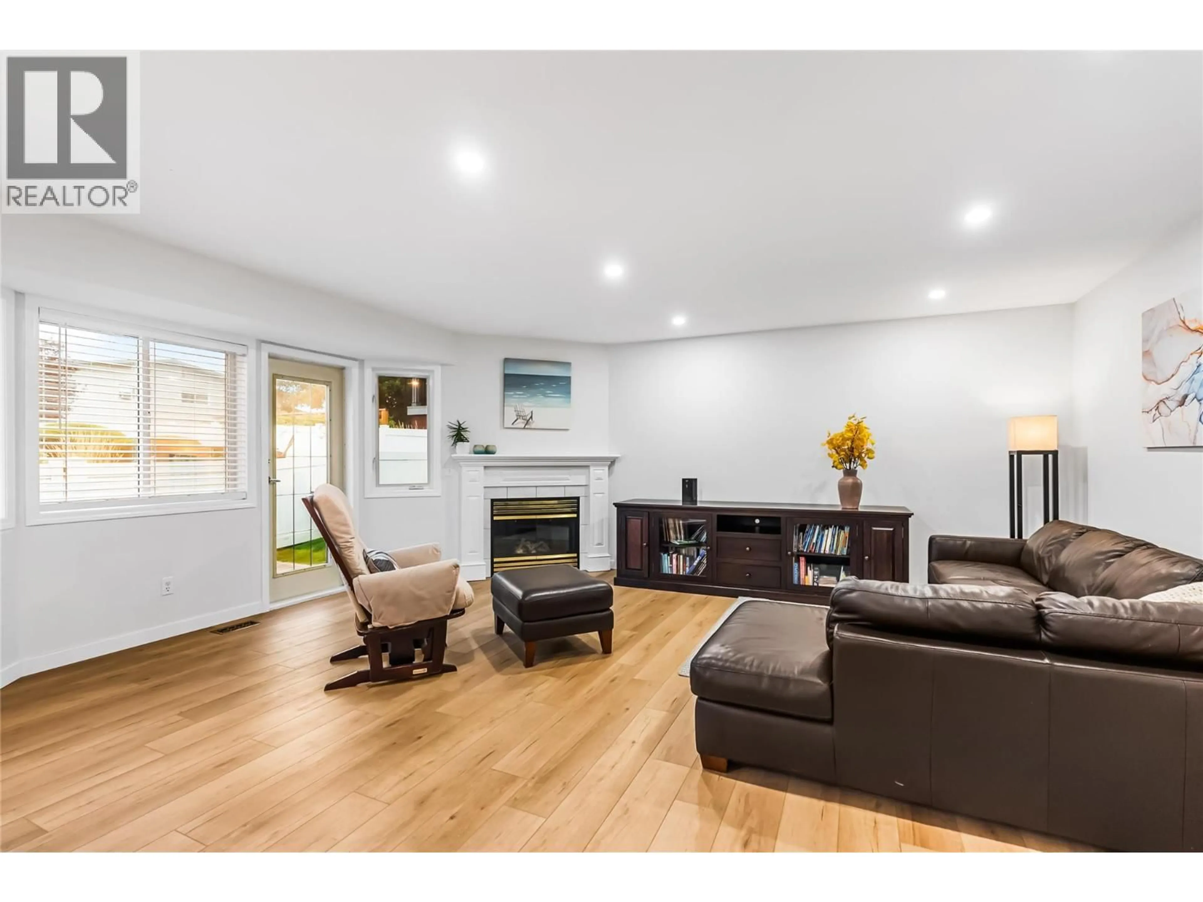 Living room with furniture, wood/laminate floor for 7 - 215 TAYLOR ROAD, Kelowna British Columbia V1X4G1