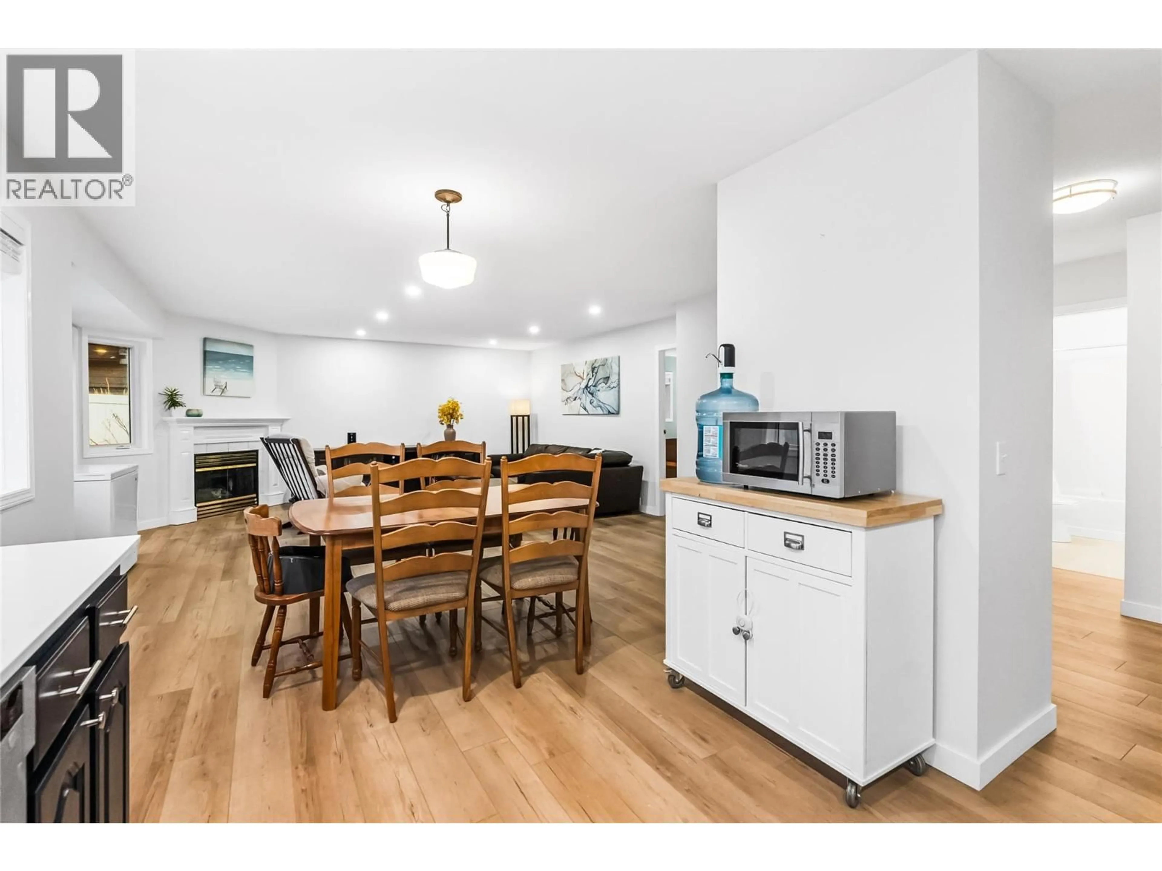 Open concept kitchen, wood/laminate floor for 7 - 215 TAYLOR ROAD, Kelowna British Columbia V1X4G1