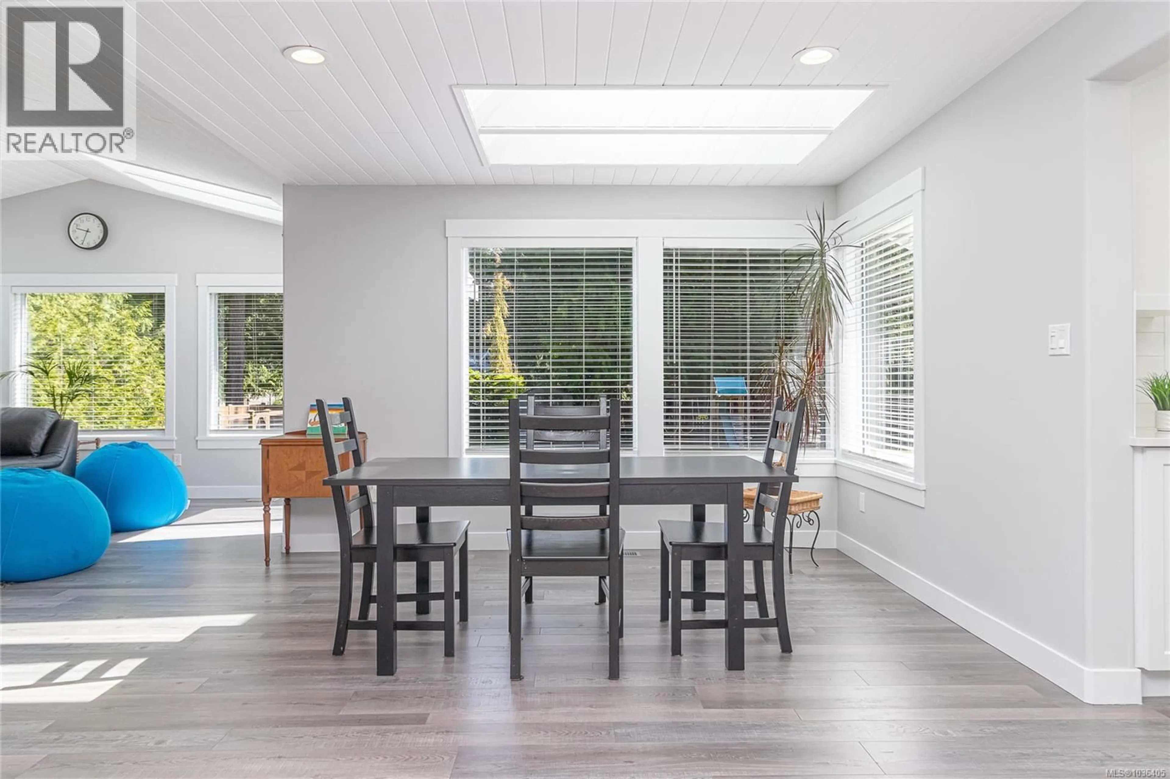Dining room, wood/laminate floor for 967 WOODPECKER PLACE, Parksville British Columbia V9P1T1