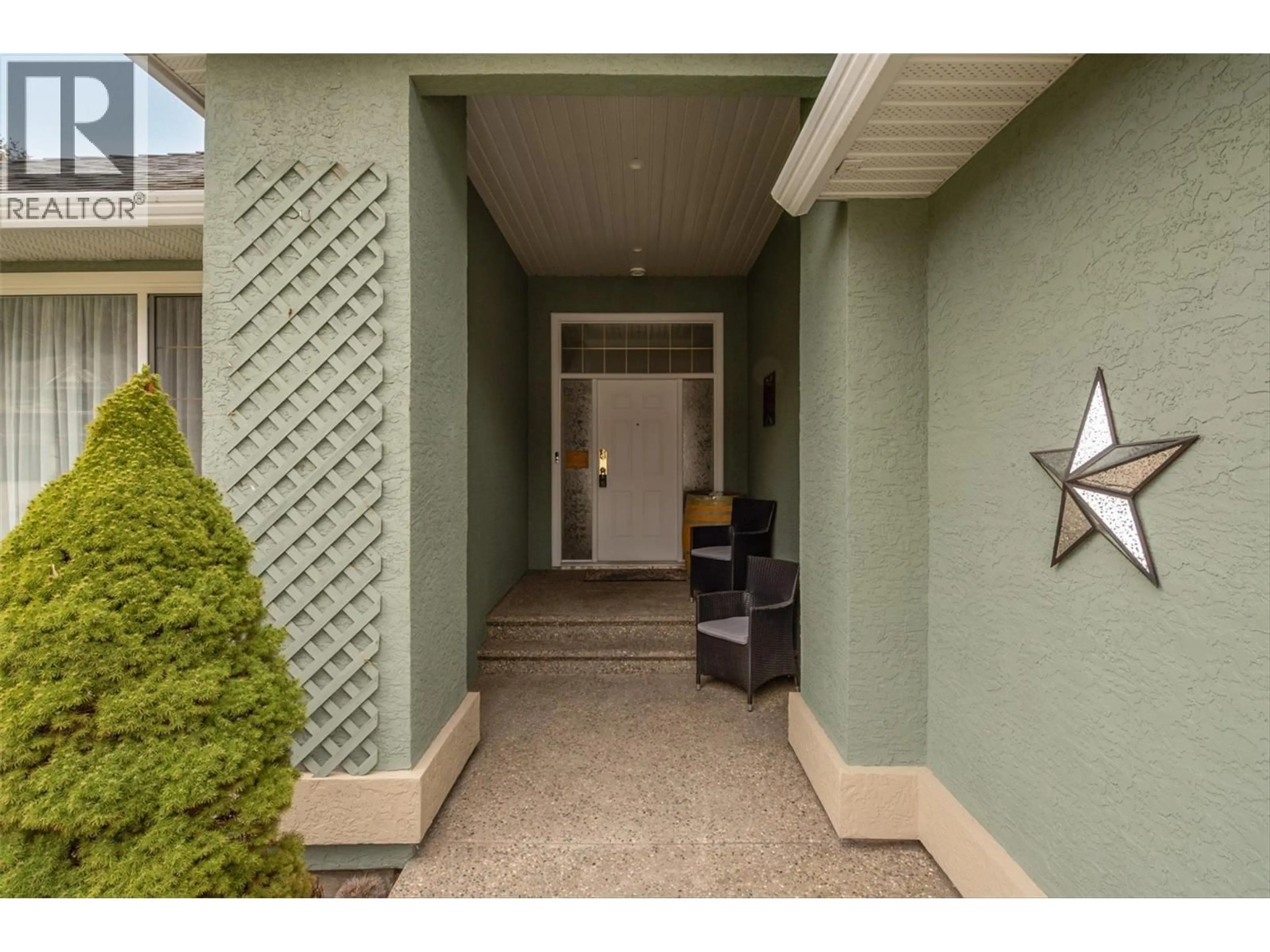 Indoor entryway for 355 WOODPARK CRESCENT, Kelowna British Columbia V1V2L4