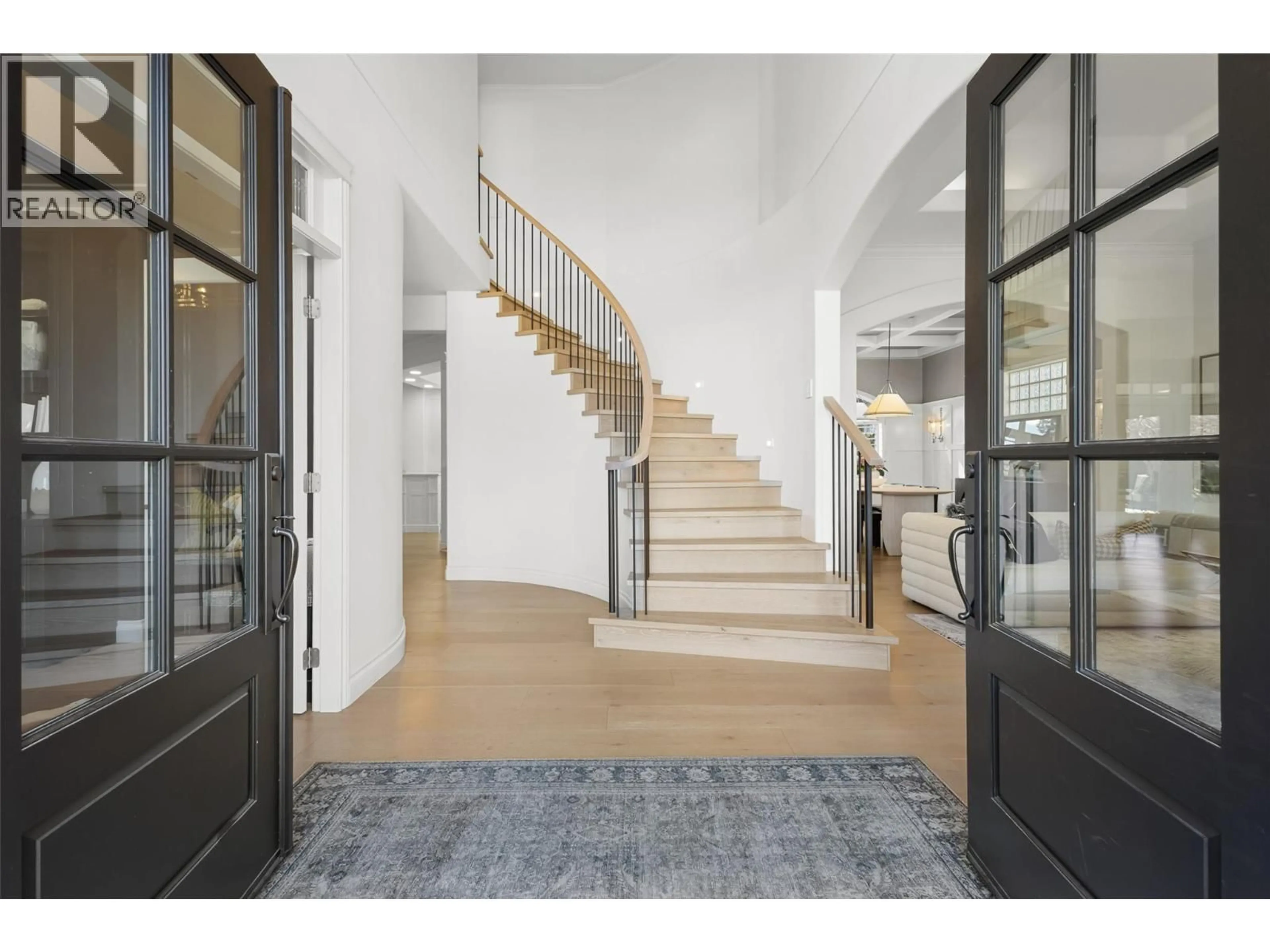 Indoor foyer for 539 METCALFE AVENUE, Kelowna British Columbia V1W4V7