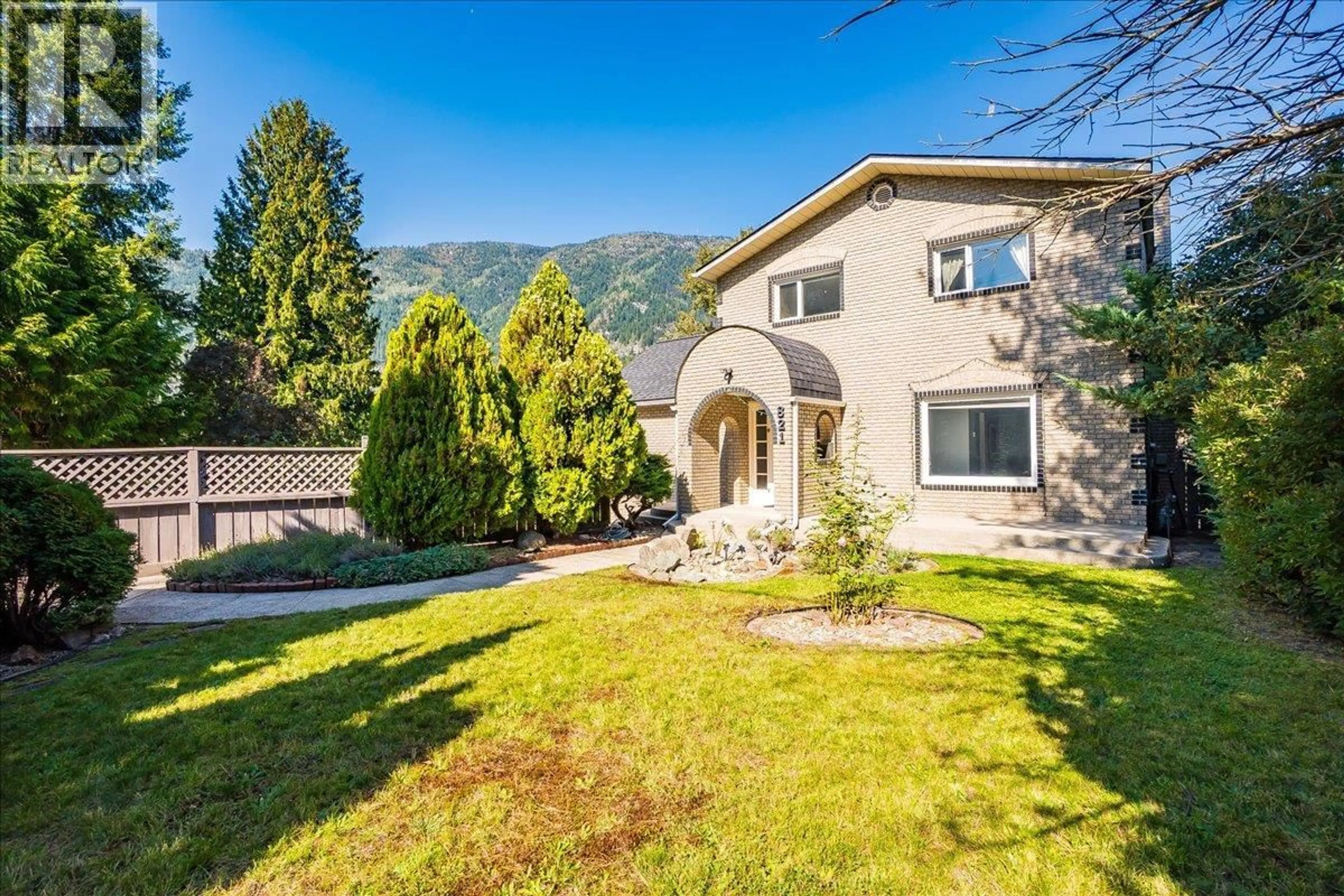 A pic from outside/outdoor area/front of a property/back of a property/a pic from drone, mountain view for 821 GORDON STREET, Nelson British Columbia V1L3L8