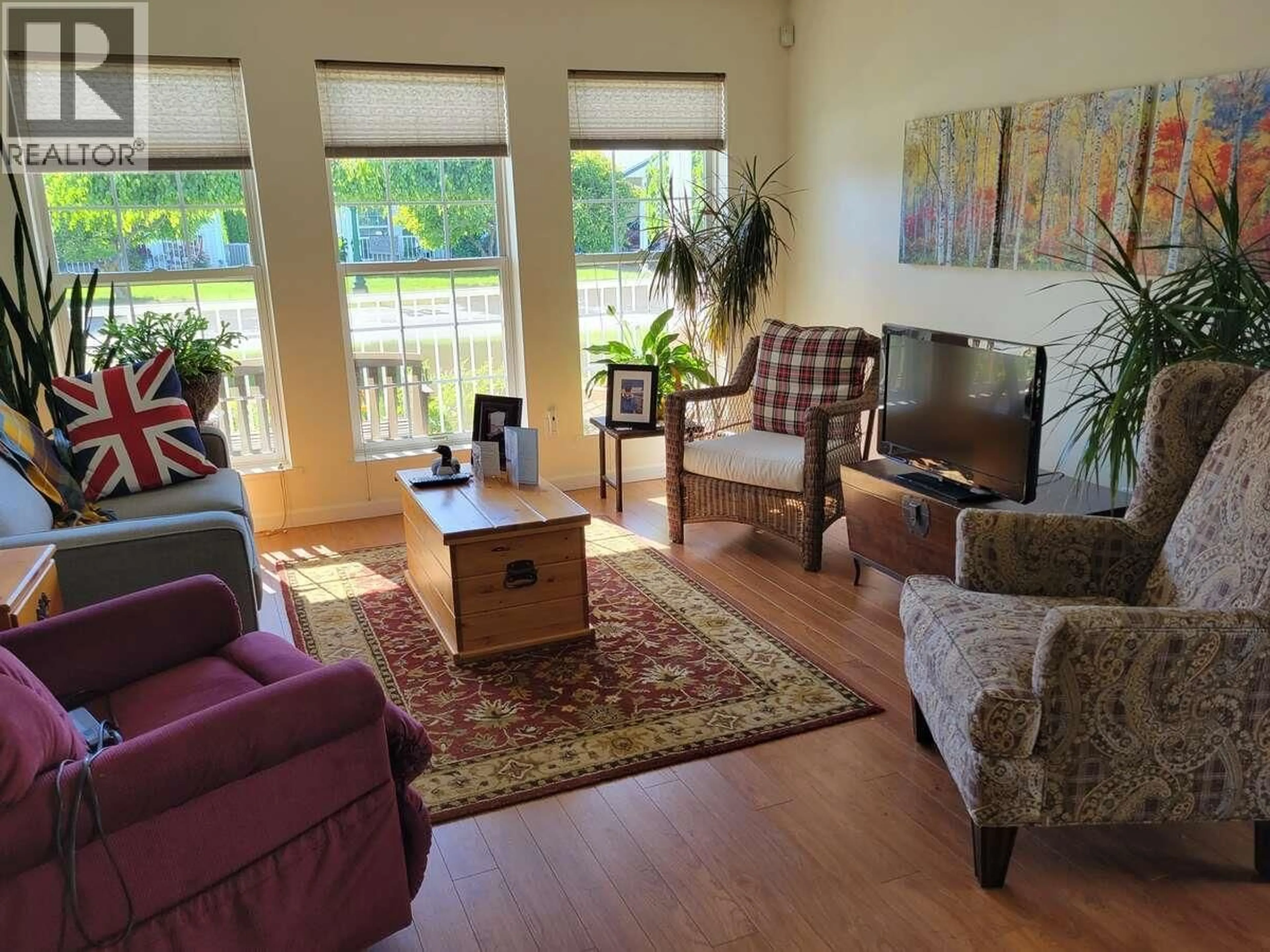 Living room with furniture, wood/laminate floor for 4 - 3620 PATTEN DRIVE, Armstrong British Columbia V4Y2B4