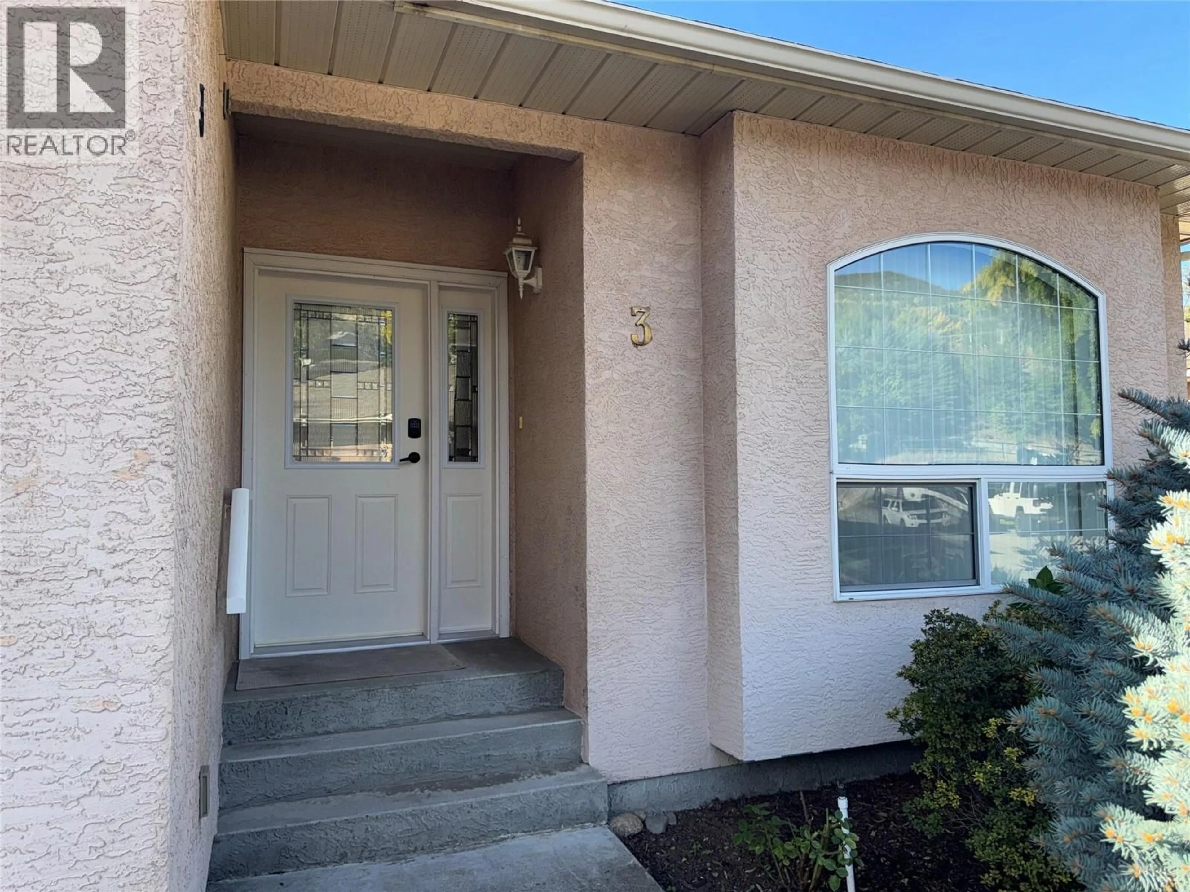 Indoor entryway for 3 - 2205 ROCKLAND AVENUE, Trail British Columbia V1R3G3