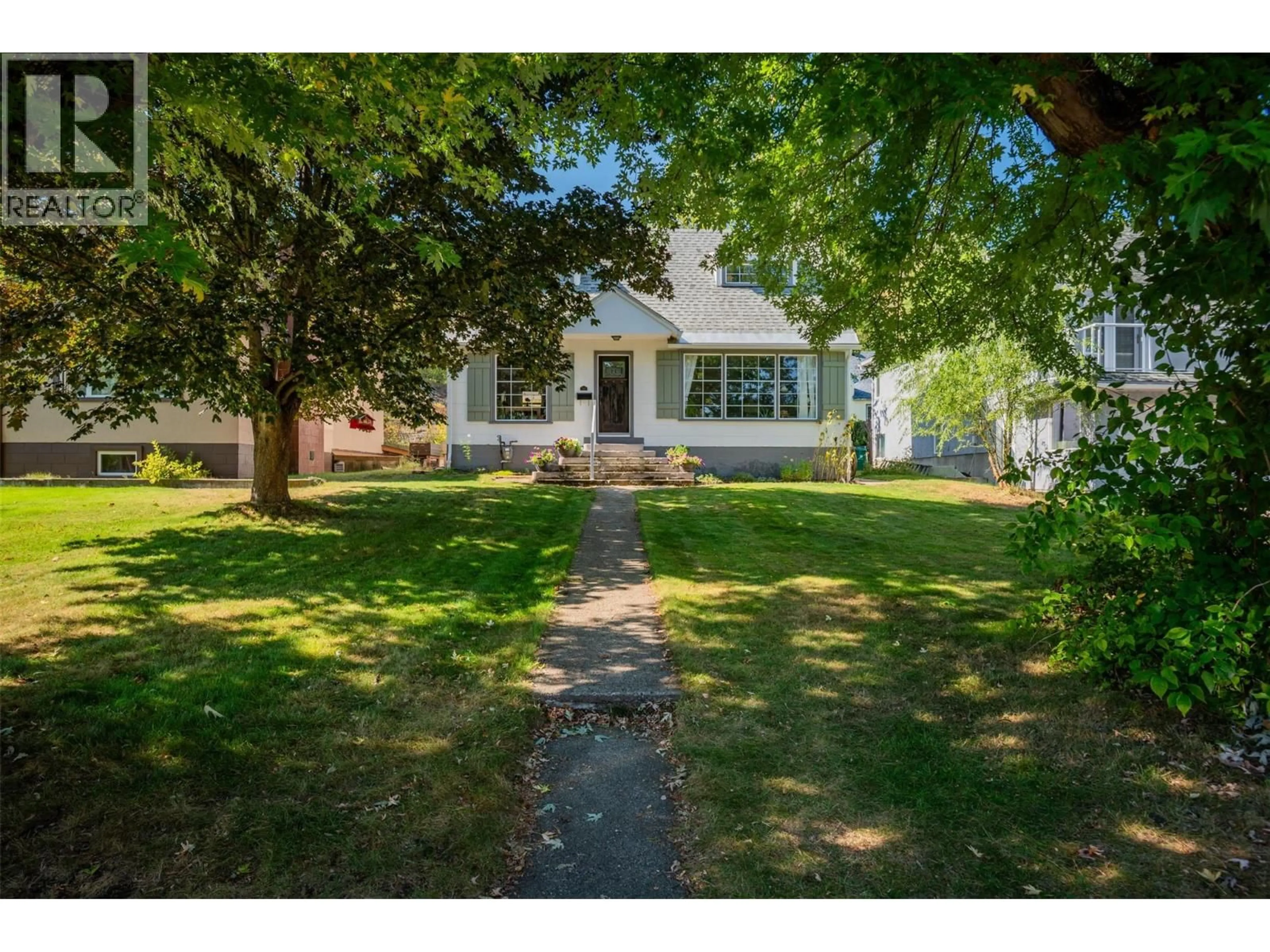A pic from outside/outdoor area/front of a property/back of a property/a pic from drone, street for 755 ELIOT STREET, Warfield British Columbia V1R2E6