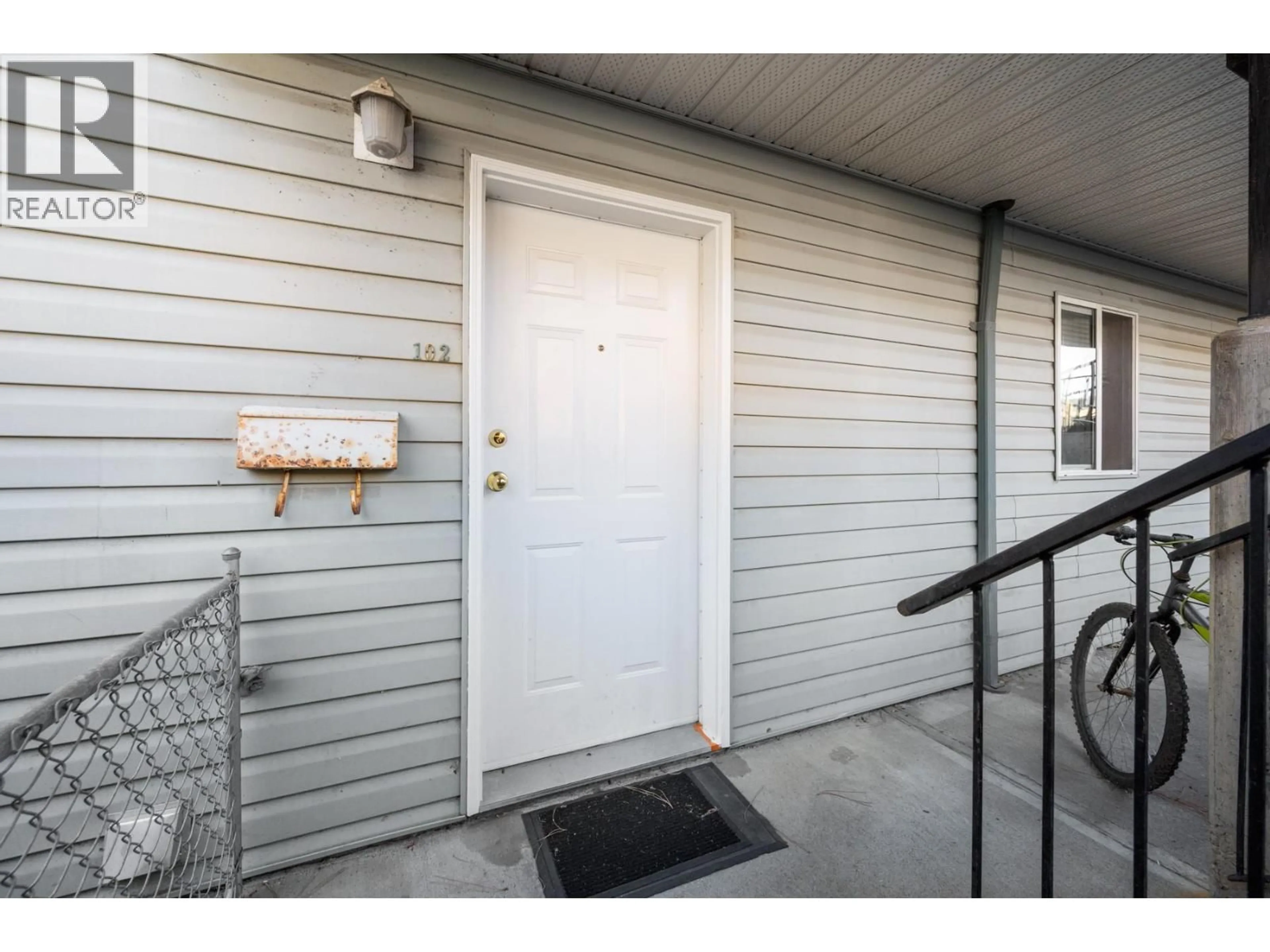 Indoor entryway for 102 - 2802 GRANDVIEW HEIGHTS ROAD, Merritt British Columbia V1K1P9