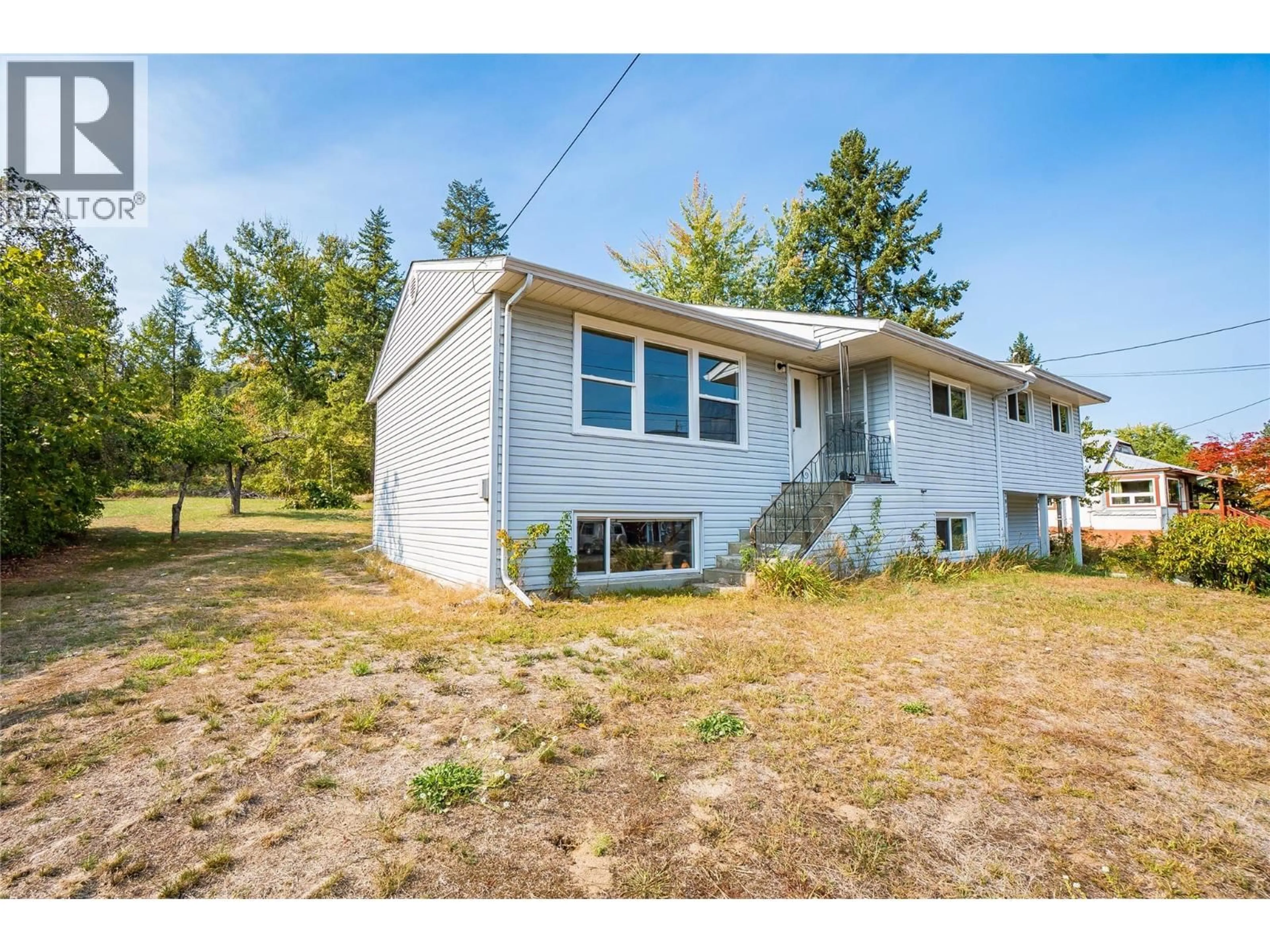 A pic from outside/outdoor area/front of a property/back of a property/a pic from drone, unknown for 2912 5TH AVENUE, Castlegar British Columbia V1N2T8