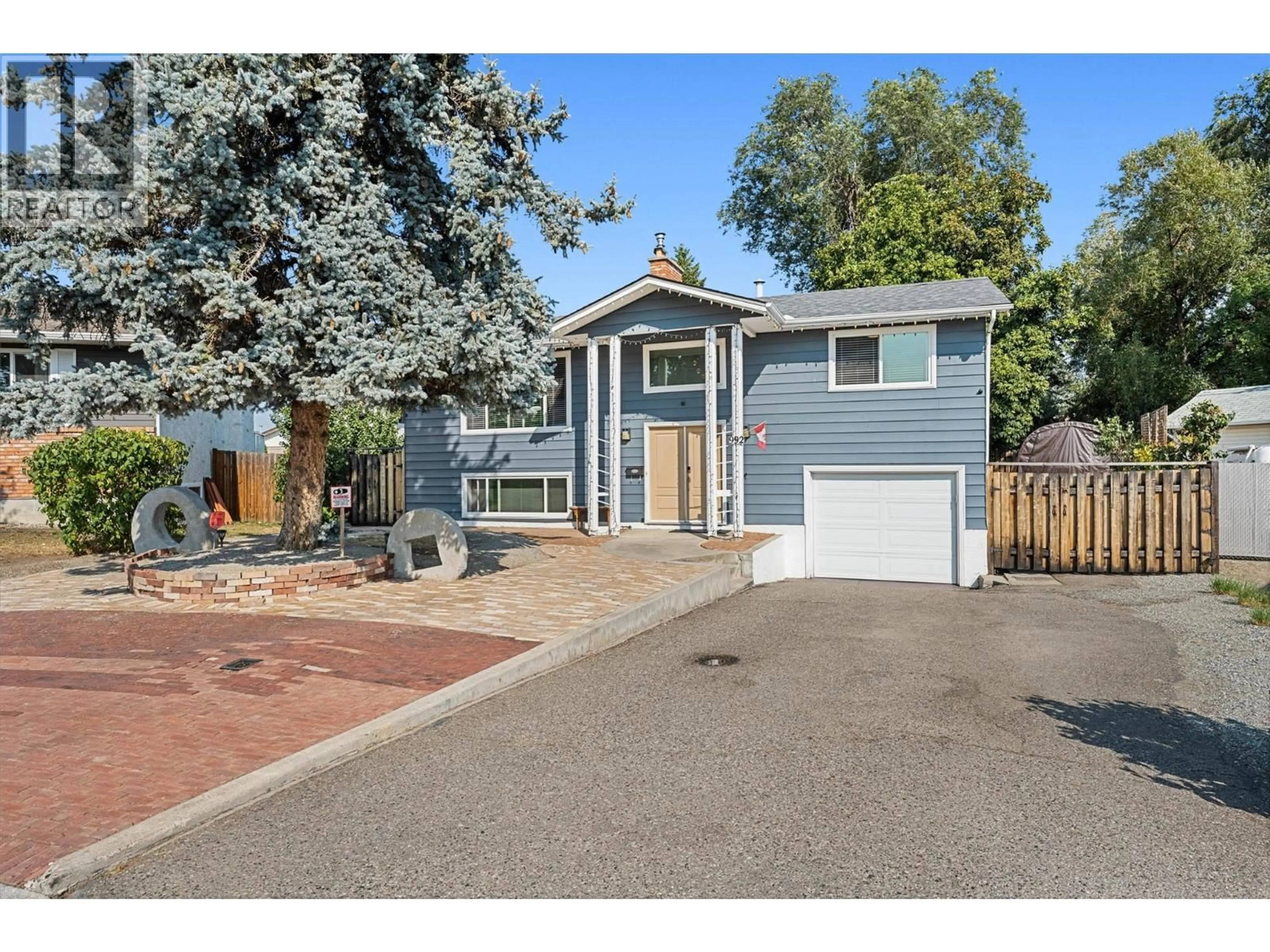 Home with vinyl exterior material, street for 992 GRENFELL COURT, Kelowna British Columbia V1Y8C5