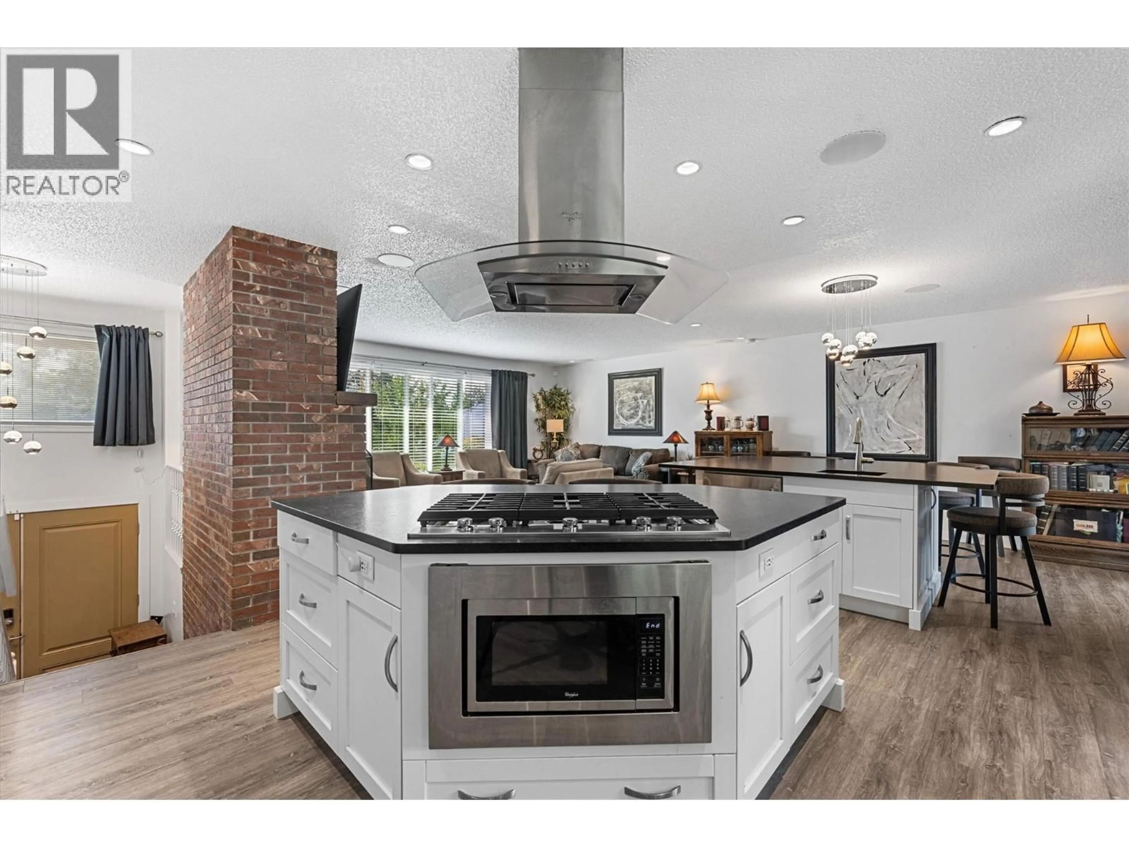 Open concept kitchen, ceramic/tile floor for 992 GRENFELL COURT, Kelowna British Columbia V1Y8C5