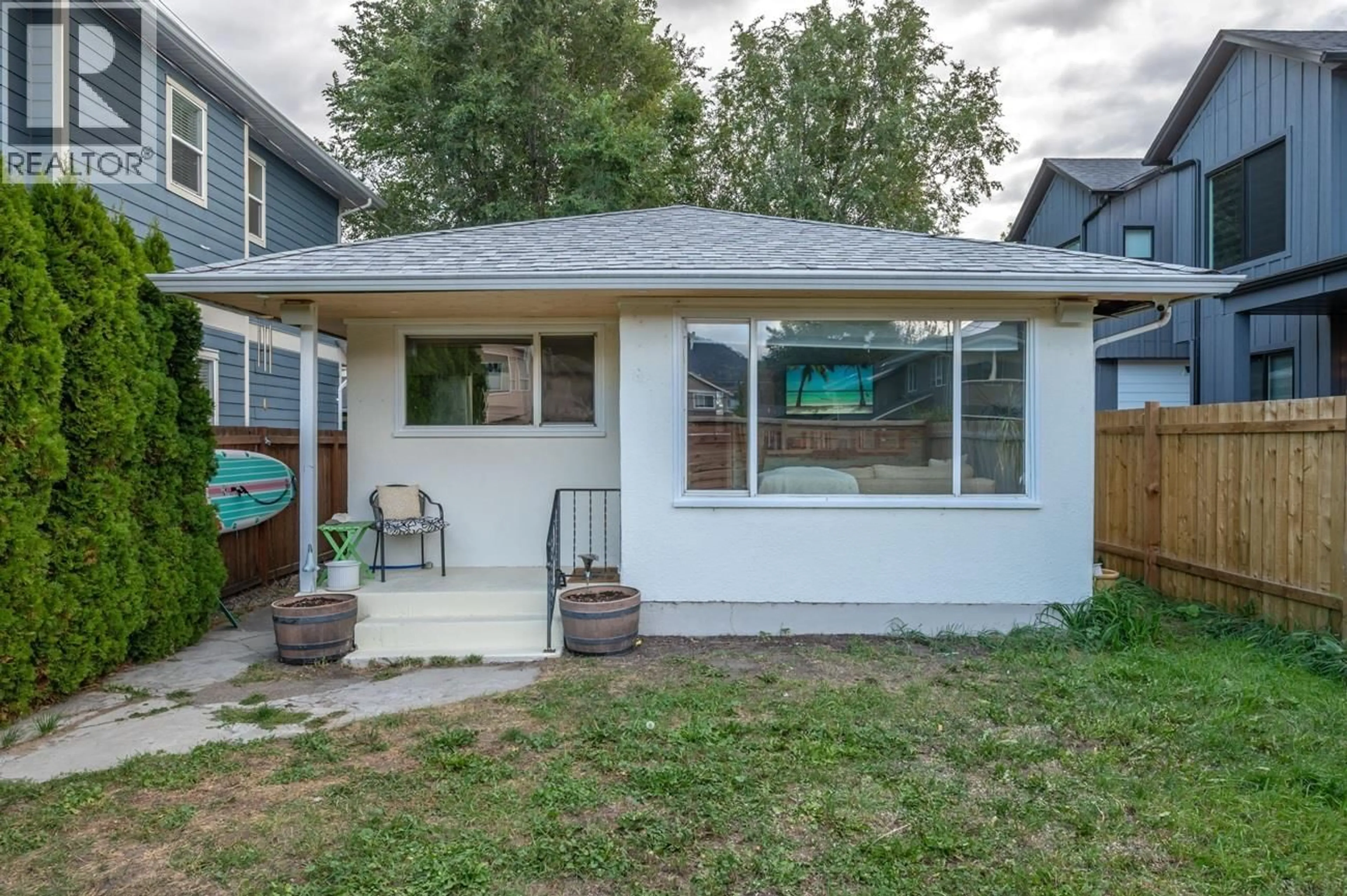 Home with vinyl exterior material, street for 282 BASSETT STREET, Penticton British Columbia V2A5W3