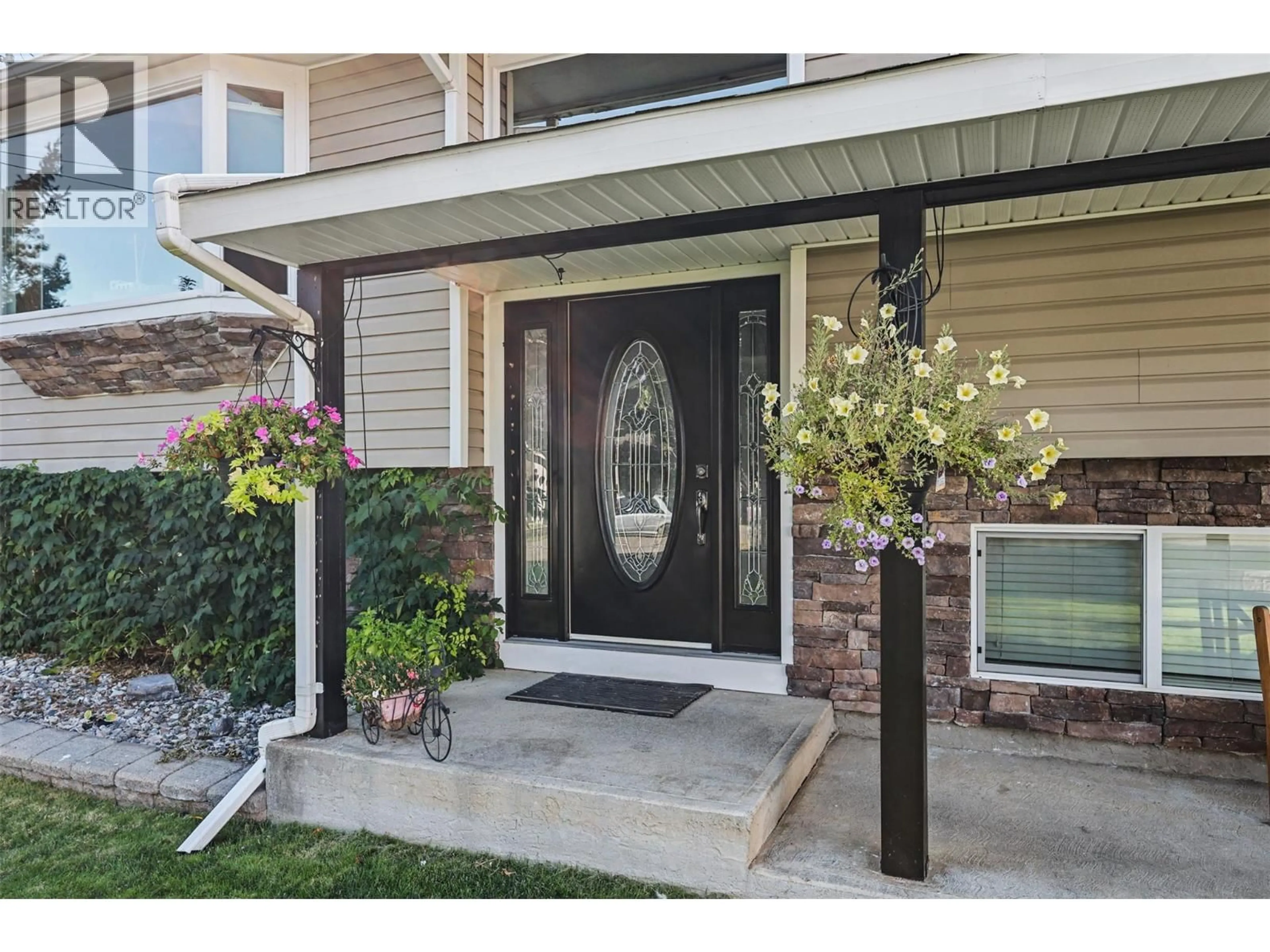 Indoor entryway for 285 HUCKLEBERRY PLACE, Kamloops British Columbia V2H1M4
