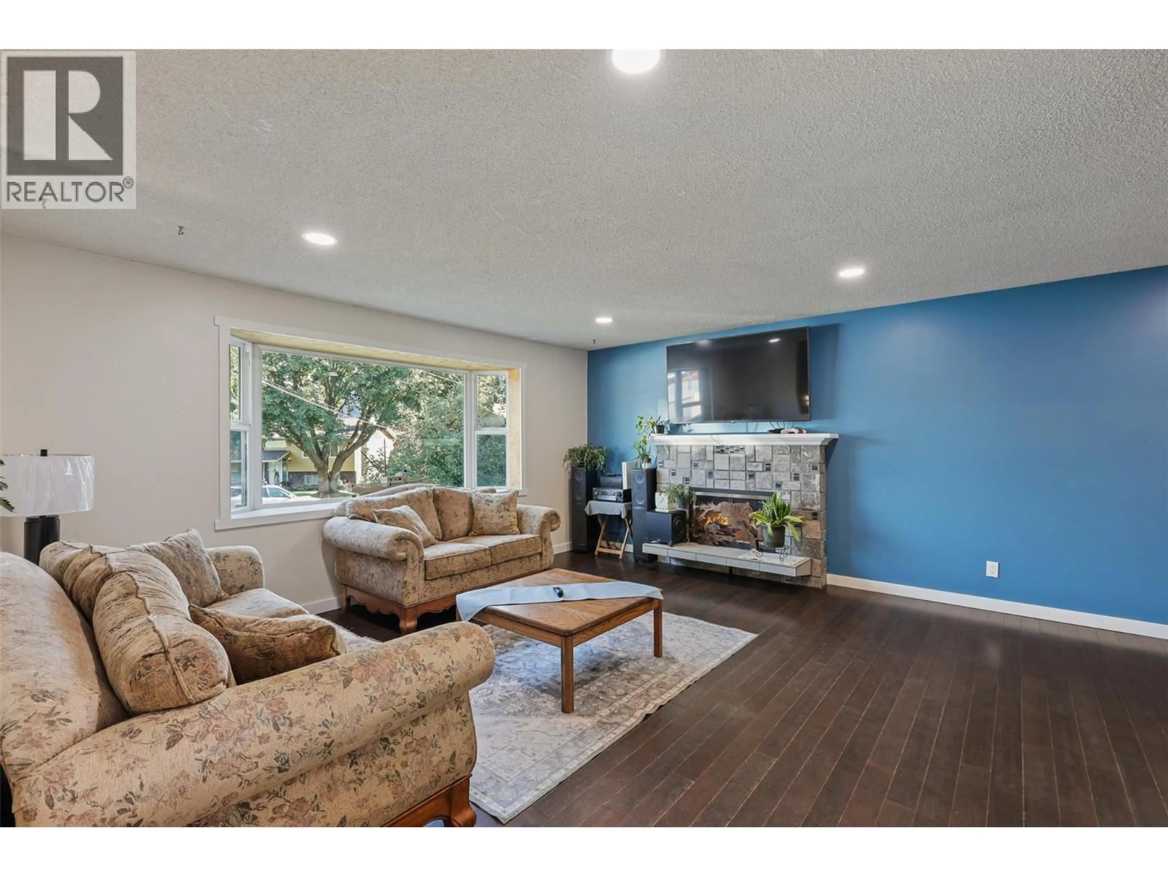 Living room with furniture, wood/laminate floor for 285 HUCKLEBERRY PLACE, Kamloops British Columbia V2H1M4