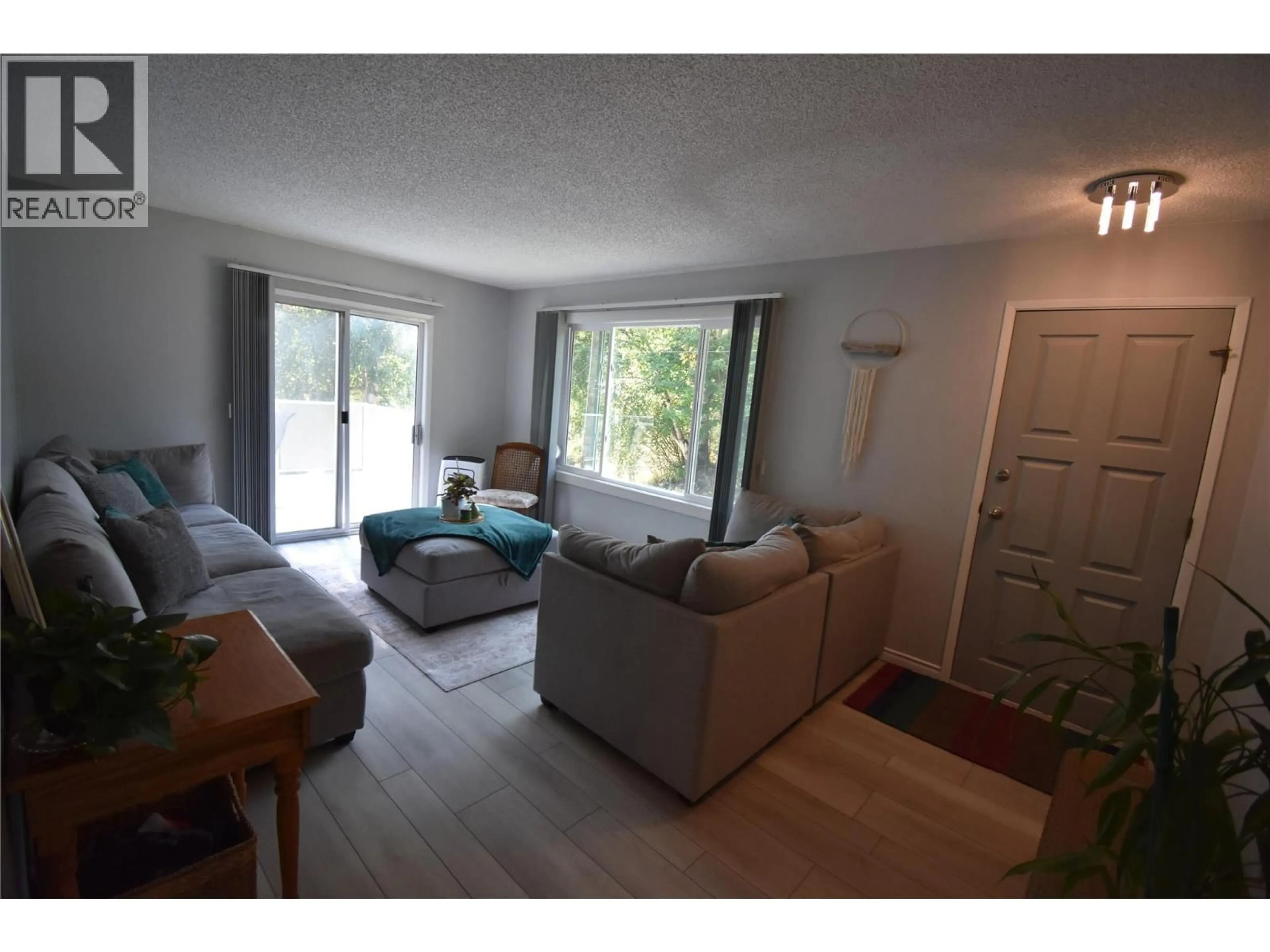 Living room with furniture, wood/laminate floor for 819 8TH AVENUE, Castlegar British Columbia V1N1P2