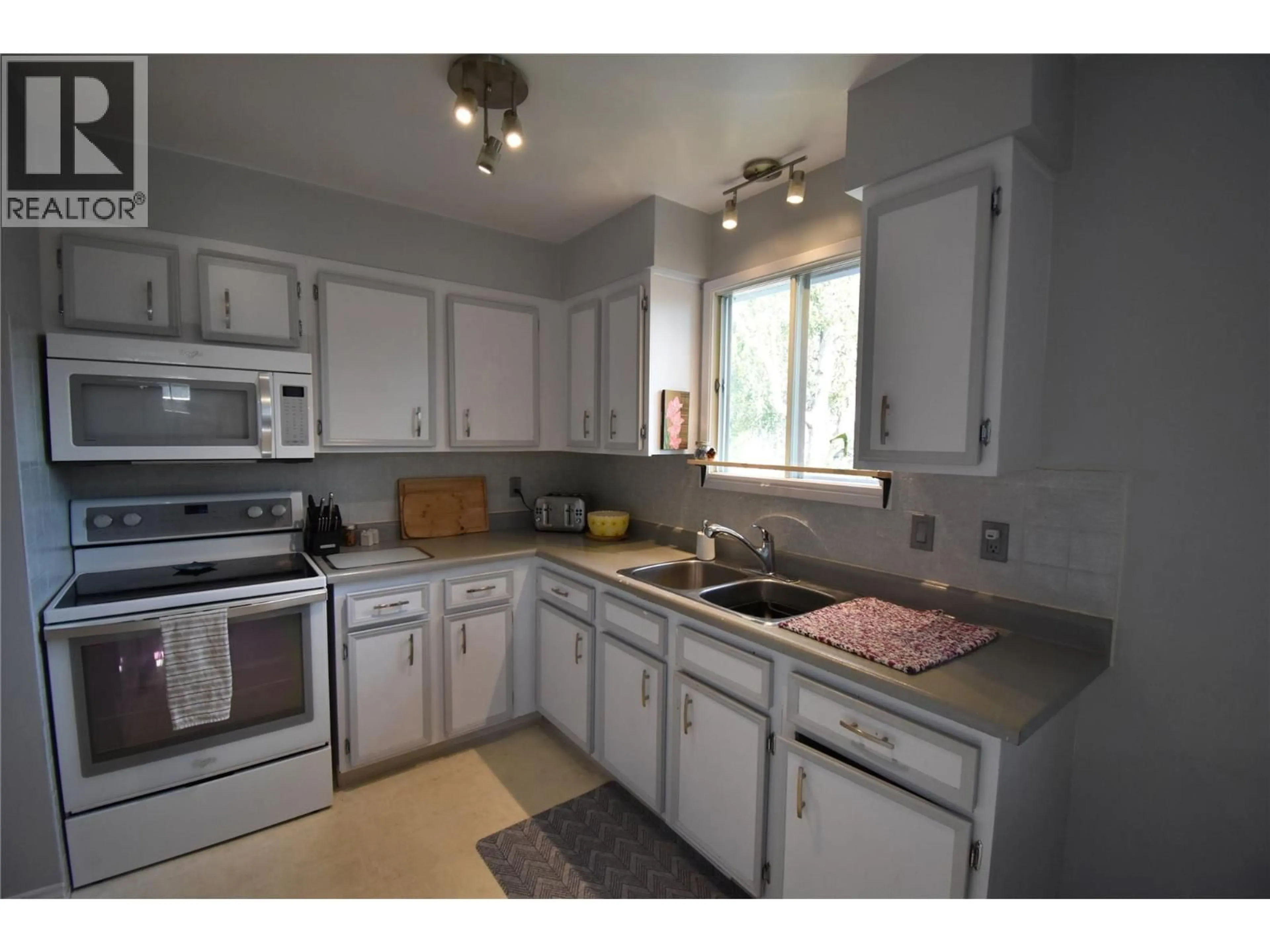 Standard kitchen, unknown for 819 8TH AVENUE, Castlegar British Columbia V1N1P2
