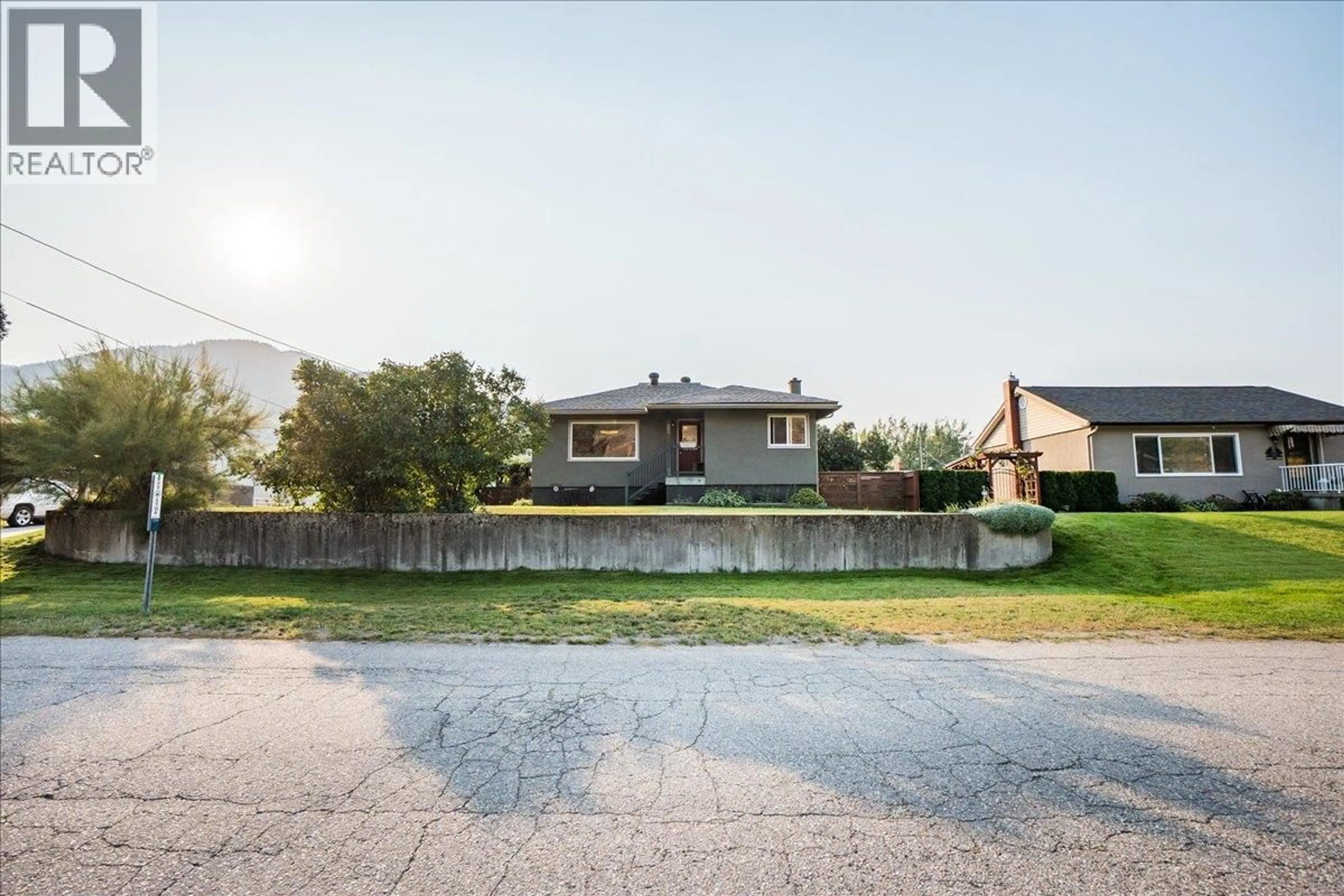 A pic from outside/outdoor area/front of a property/back of a property/a pic from drone, street for 295 9TH AVENUE, Montrose British Columbia V0G1P0
