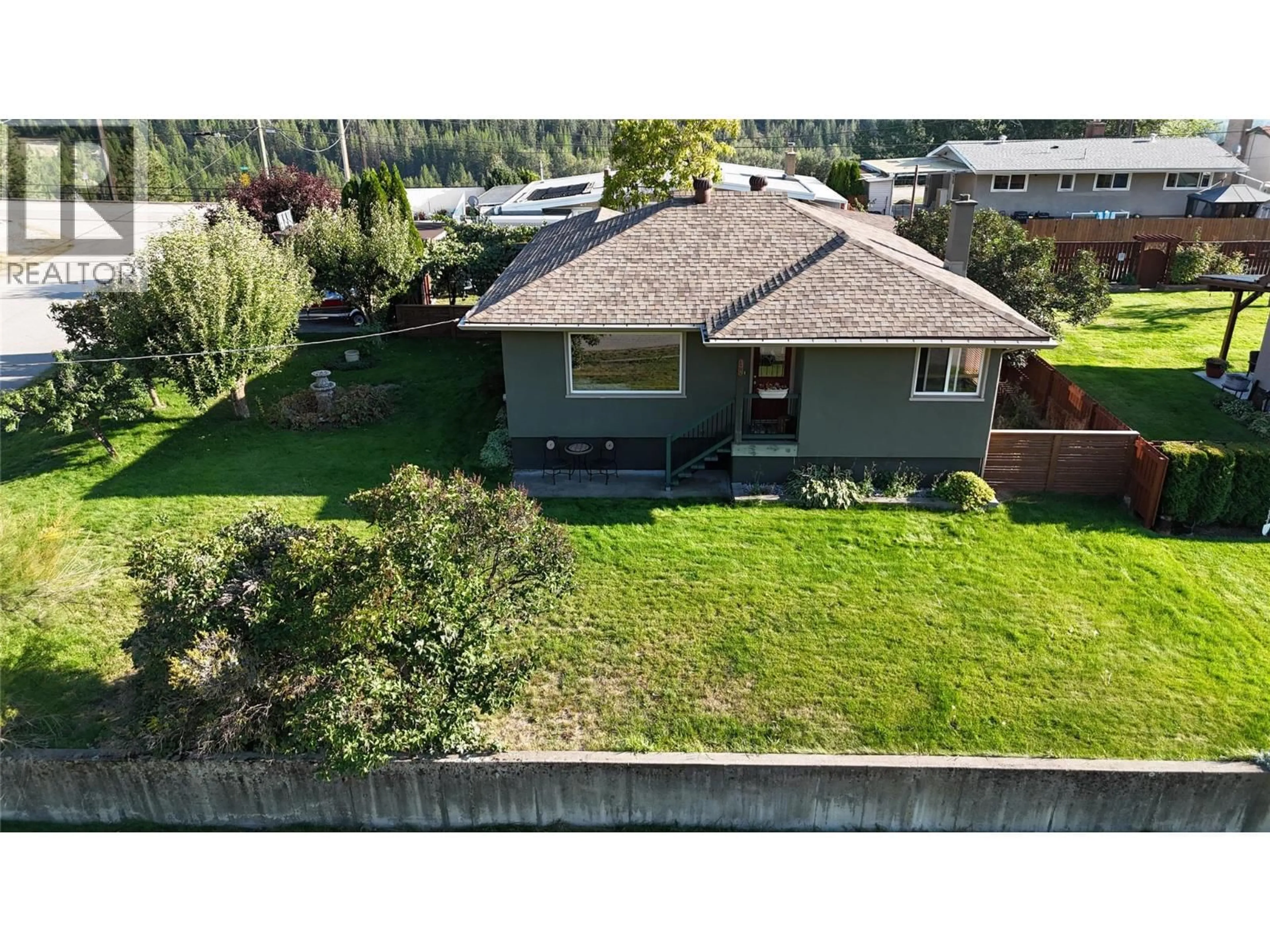 A pic from outside/outdoor area/front of a property/back of a property/a pic from drone, unknown for 295 9TH AVENUE, Montrose British Columbia V0G1P0