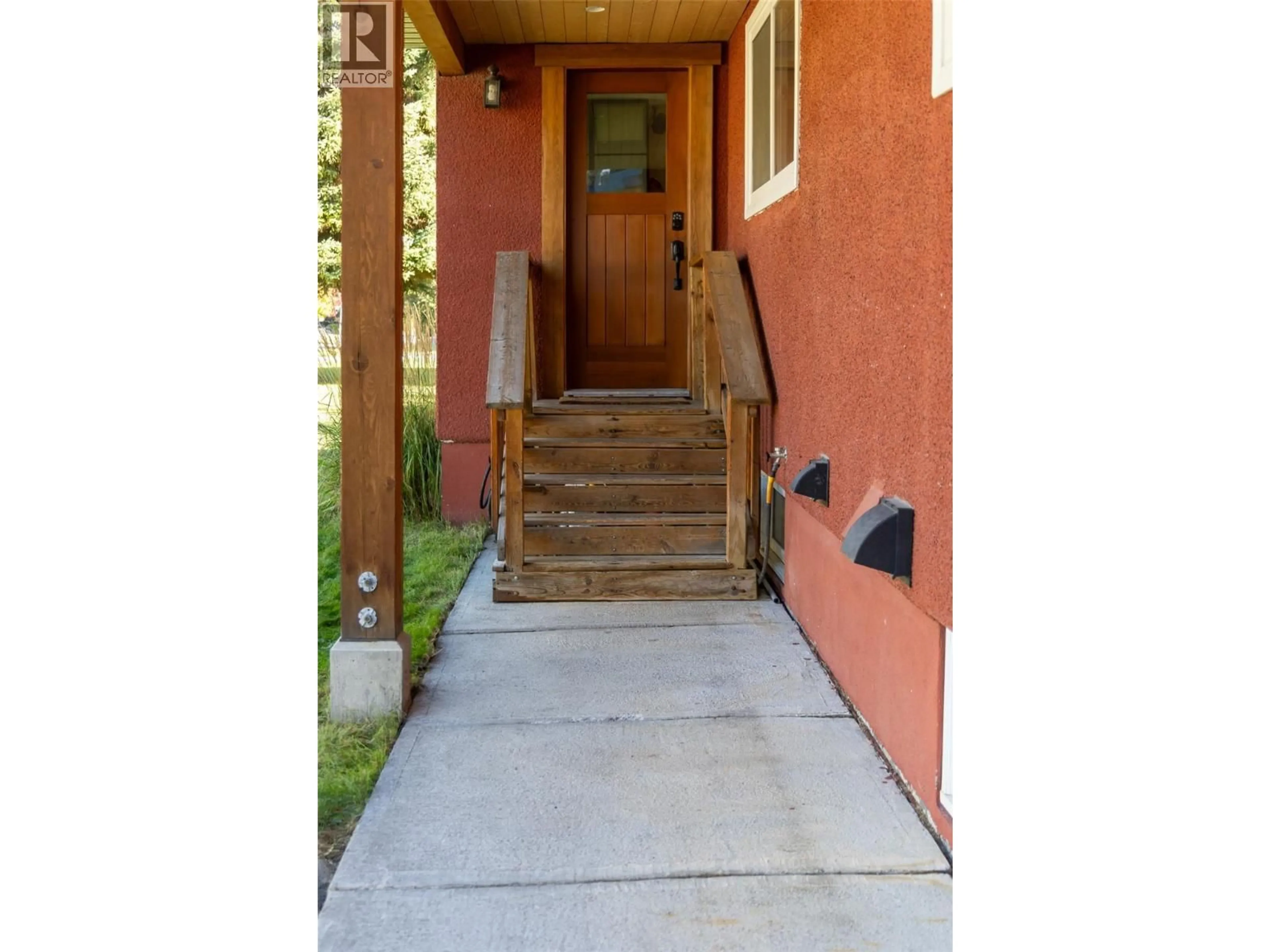 Indoor entryway for 862 11TH AVENUE, Fernie British Columbia V0B1M0