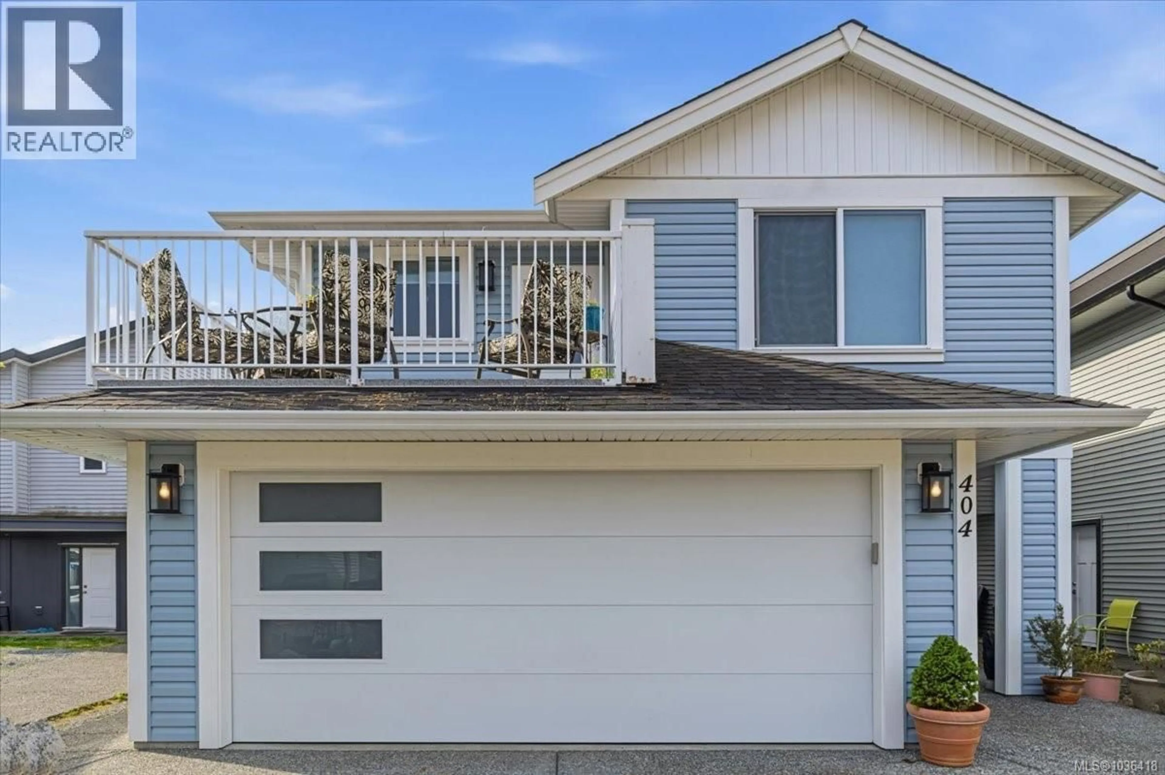Home with vinyl exterior material, street for 404 10TH STREET, Nanaimo British Columbia V9R1A1