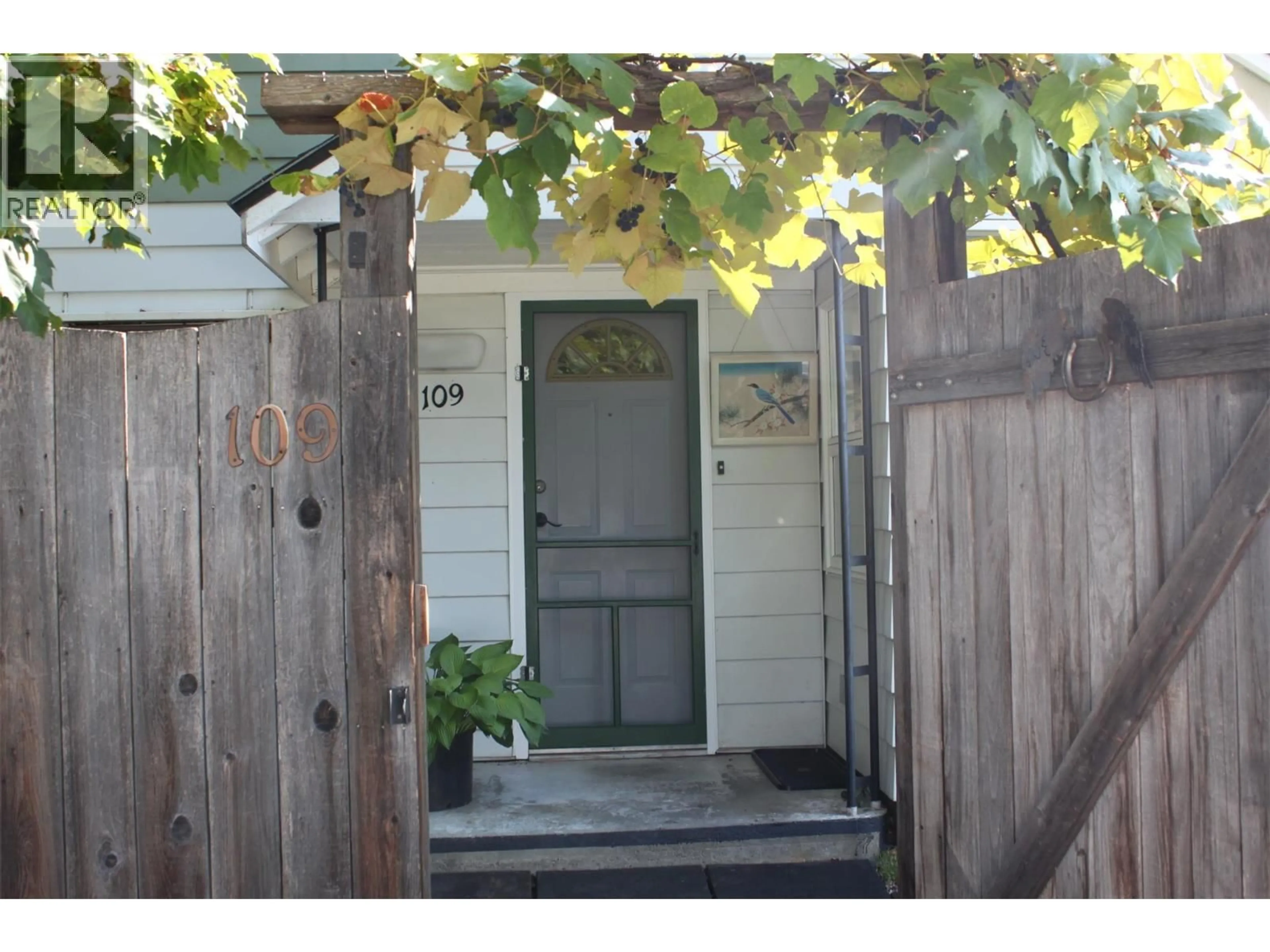 Indoor entryway for 109 4TH AVENUE NORTHWEST, Nakusp British Columbia V0G1R0
