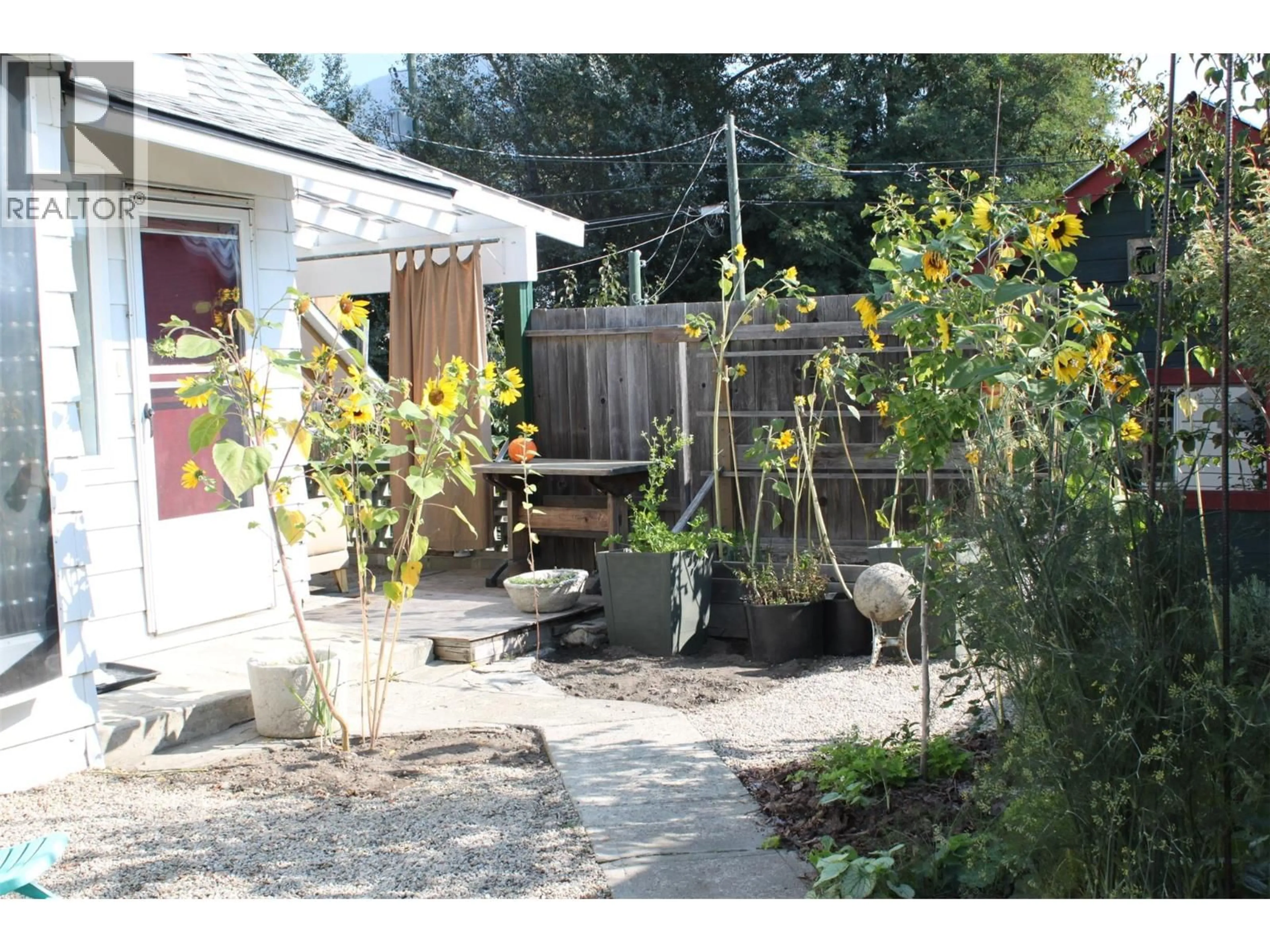 Patio, street for 109 4TH AVENUE NORTHWEST, Nakusp British Columbia V0G1R0