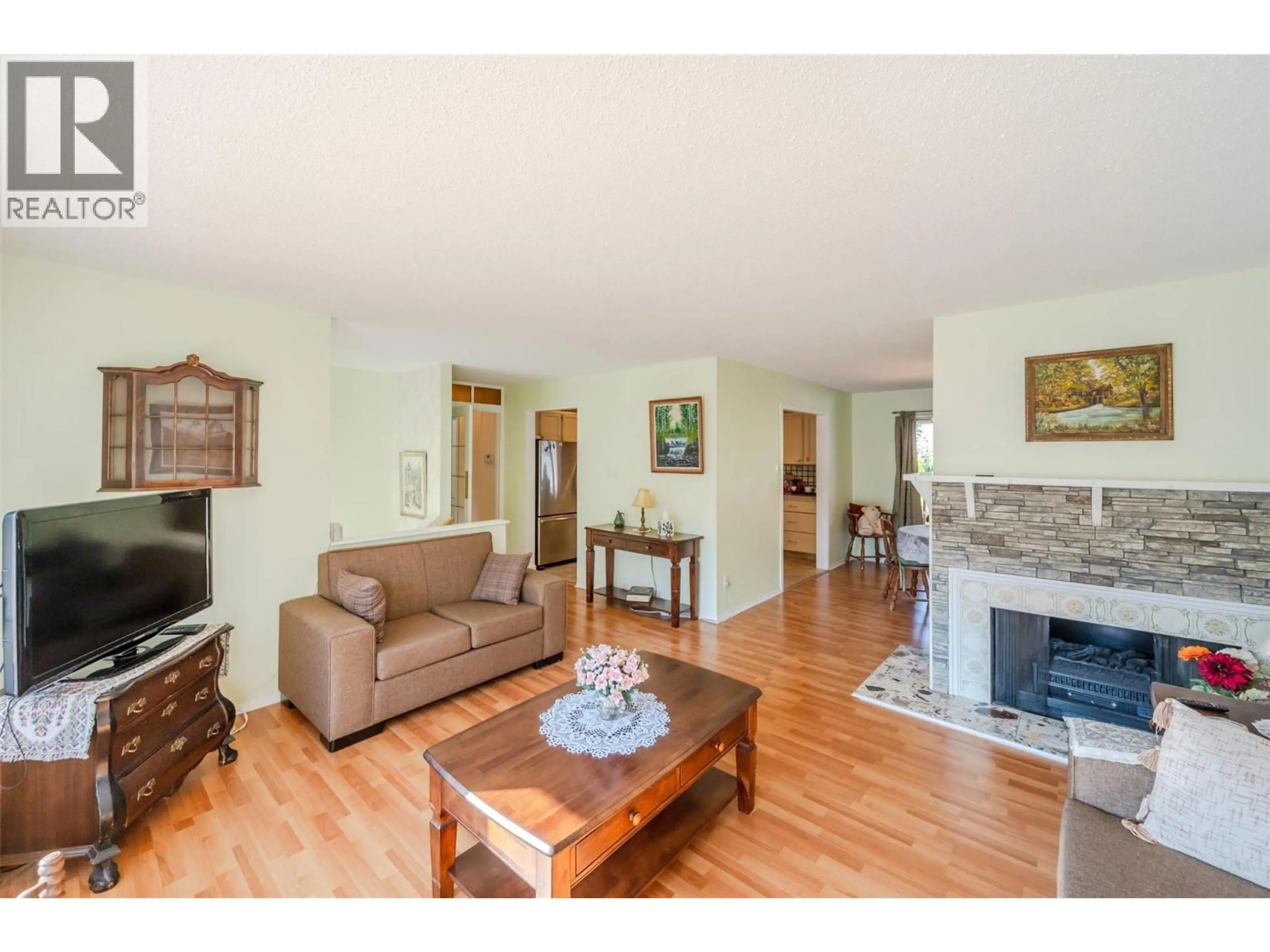 Living room with furniture, wood/laminate floor for 2595 DARTMOUTH DRIVE, Penticton British Columbia V2A7T5