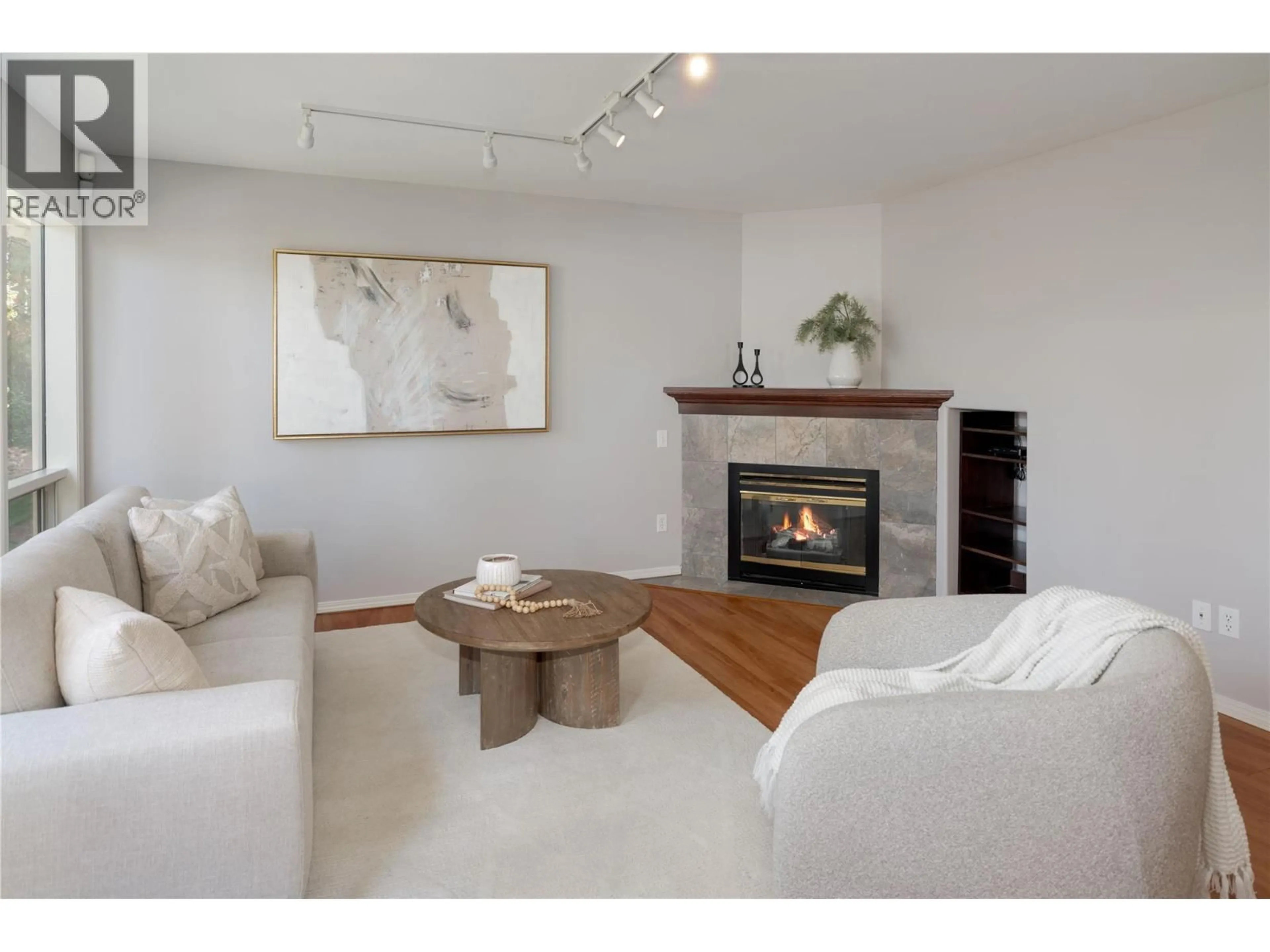Living room with furniture, unknown for 16 - 980 DILWORTH DRIVE, Kelowna British Columbia V1V1S6