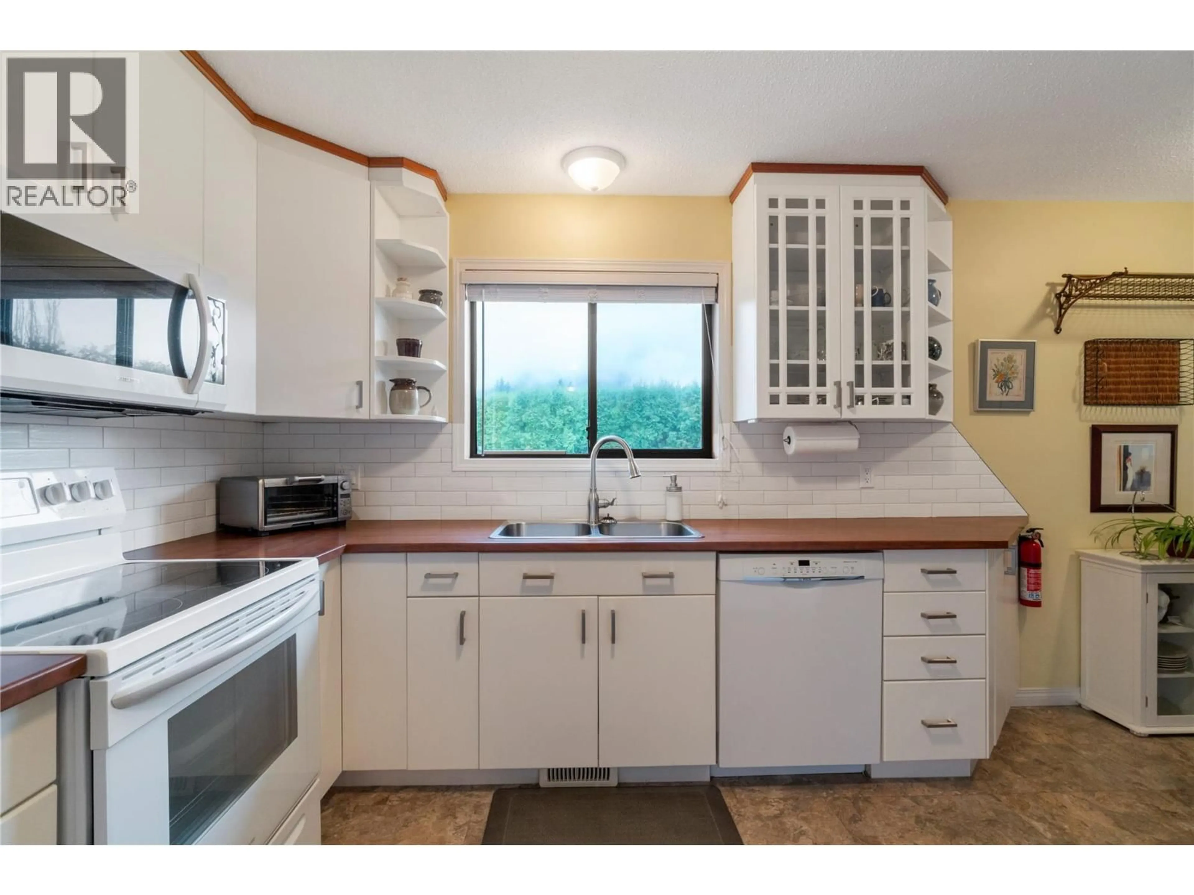 Standard kitchen, unknown for 131 15 STREET NORTHEAST, Salmon Arm British Columbia V1E1N5