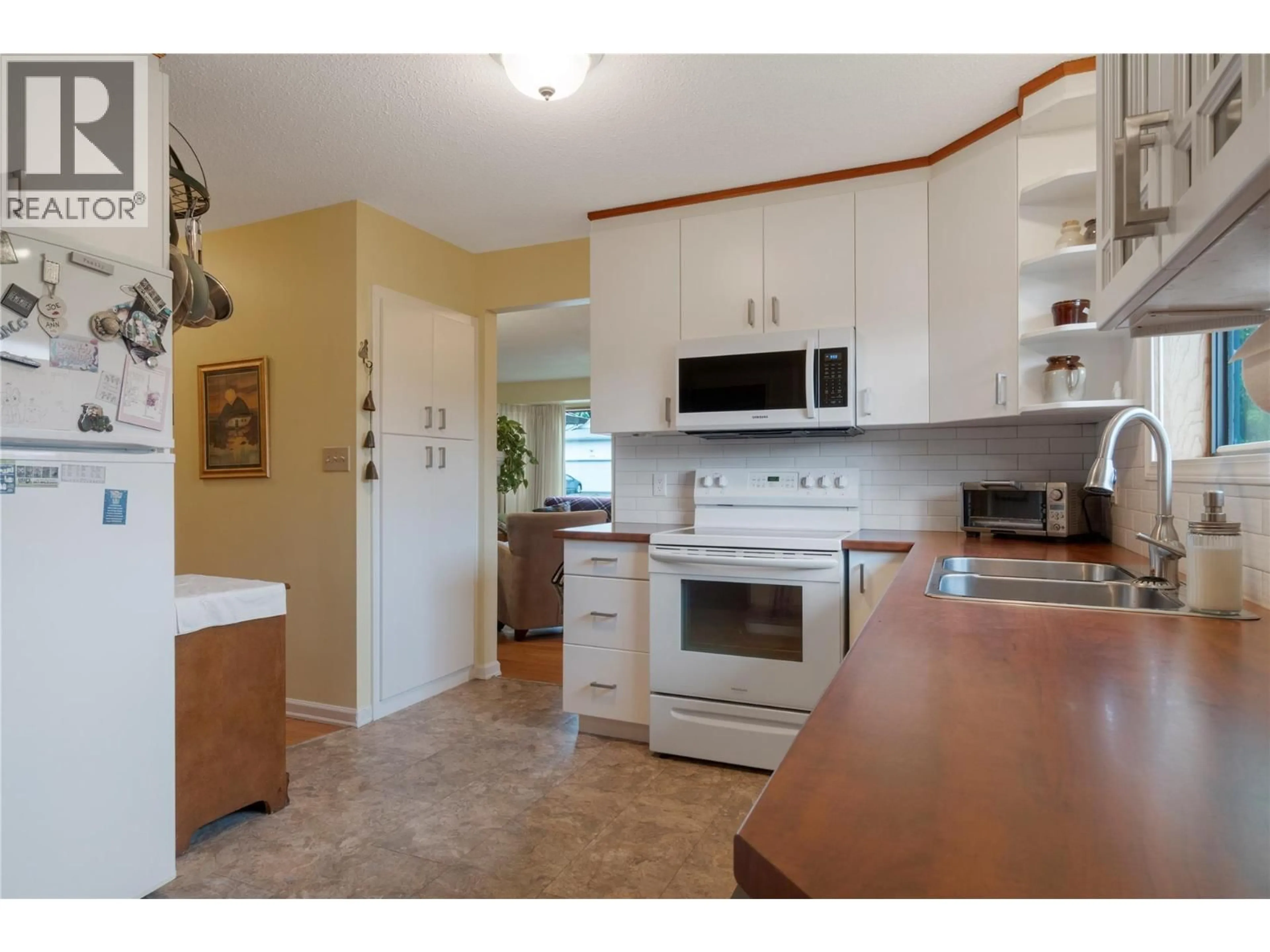 Standard kitchen, unknown for 131 15 STREET NORTHEAST, Salmon Arm British Columbia V1E1N5
