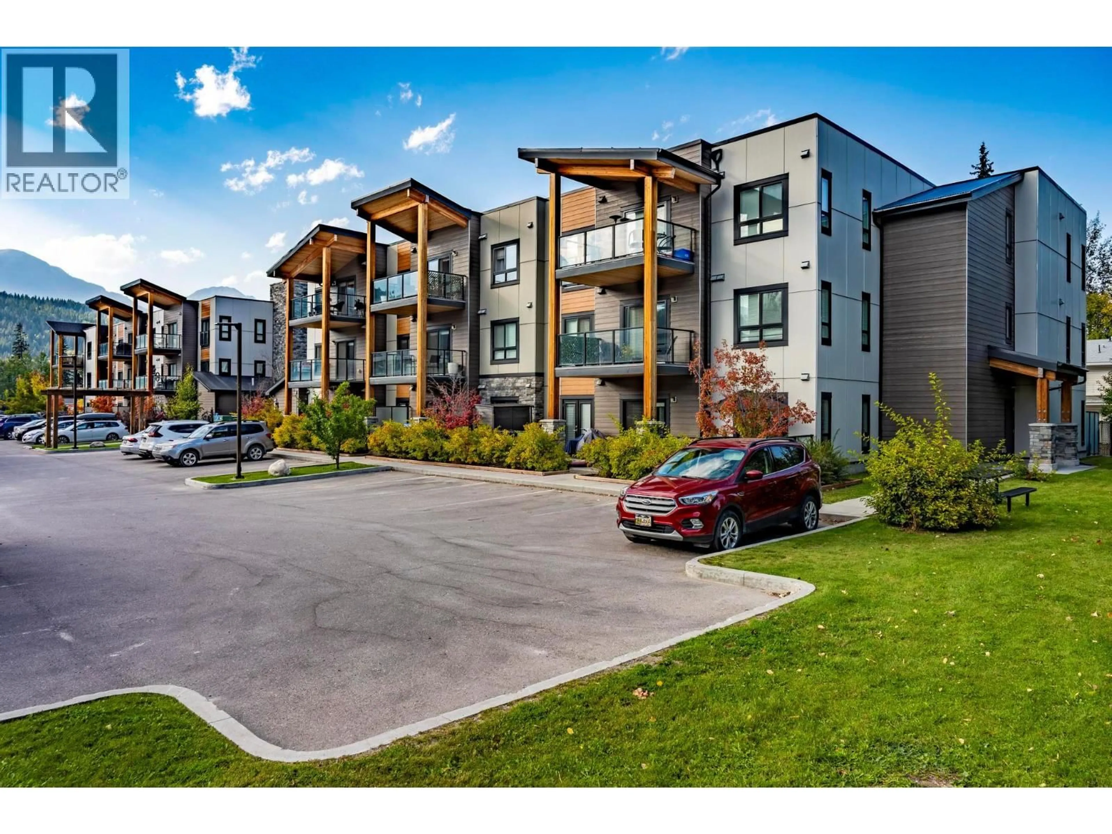 A pic from outside/outdoor area/front of a property/back of a property/a pic from drone, street for 1104 - 410 5TH  S AVENUE, Golden British Columbia V0A1H0