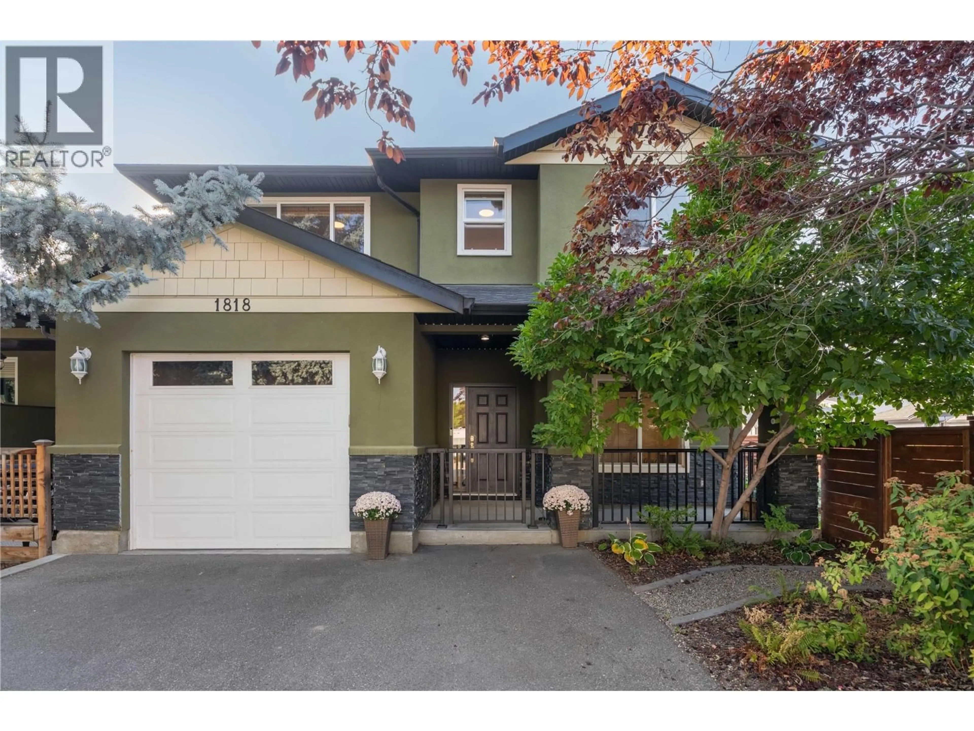 Home with vinyl exterior material, street for 1818 BOWES STREET, Kelowna British Columbia V1Y0B3