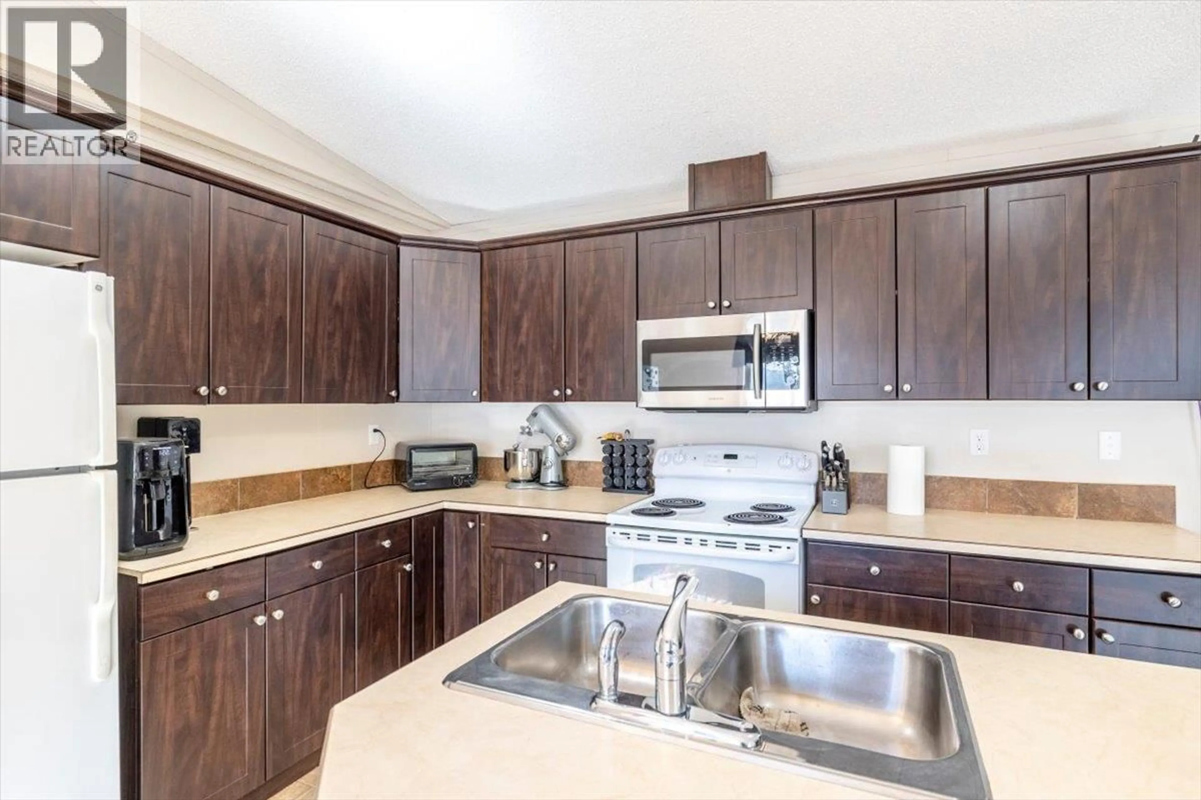 Standard kitchen, unknown for 6 - 100 ASPEN DRIVE, Sparwood British Columbia V0B2G0