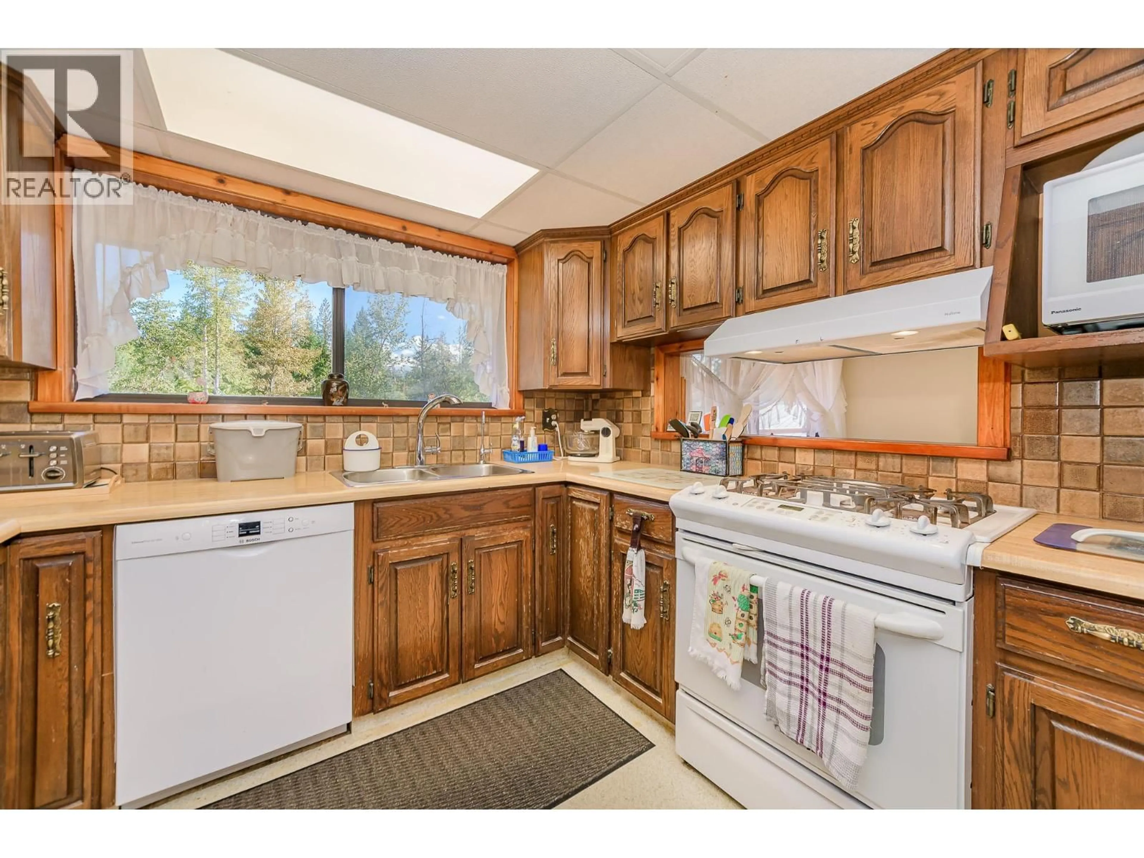 Standard kitchen, ceramic/tile floor for 153 HADOW ROAD SOUTHEAST, Salmon Arm British Columbia V1E2X5