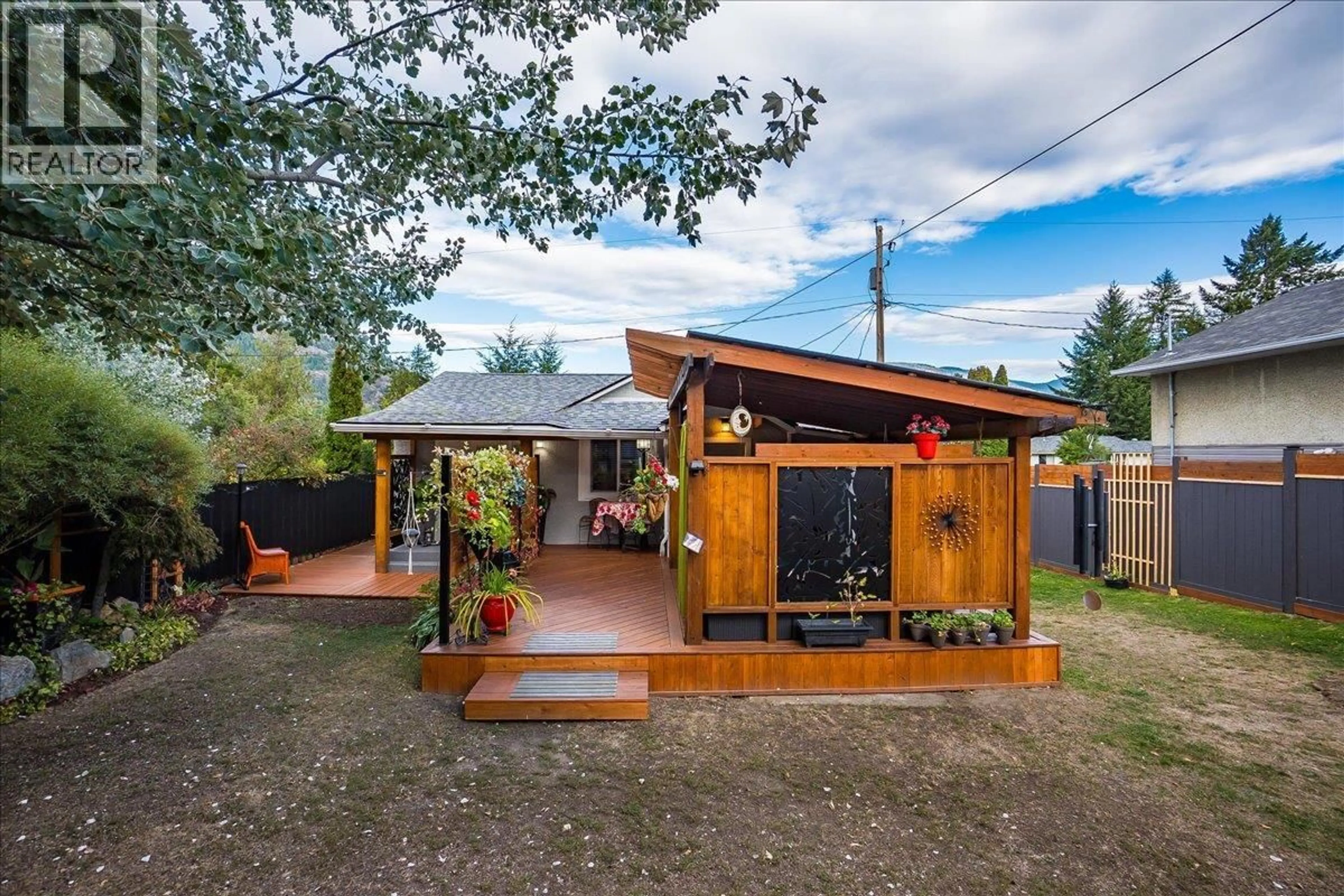 Patio, street for 620 10TH AVENUE, Castlegar British Columbia V1N1K9