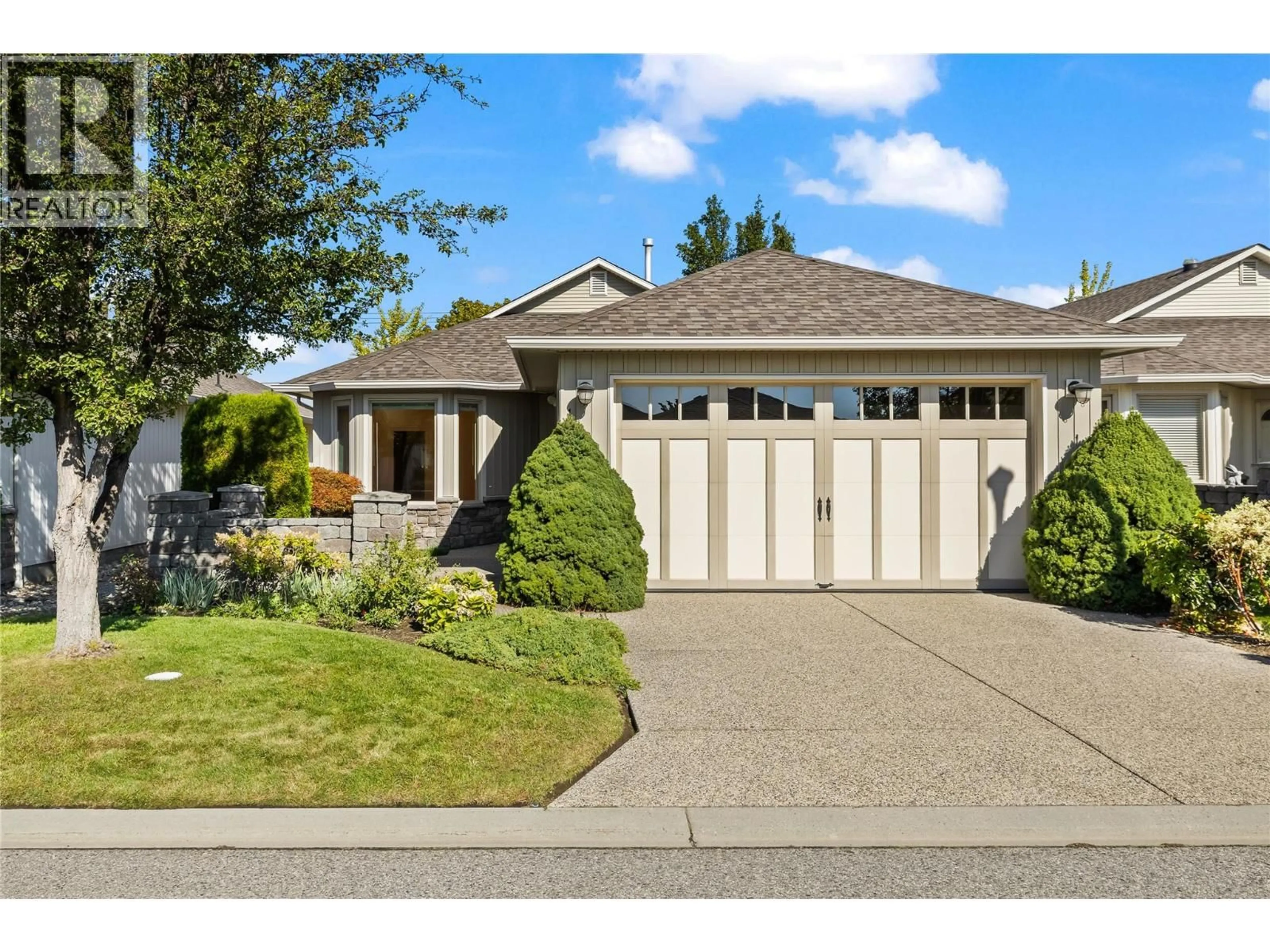 Home with vinyl exterior material, street for 117 - 1405 GUISACHAN PLACE, Kelowna British Columbia V1Y9X8