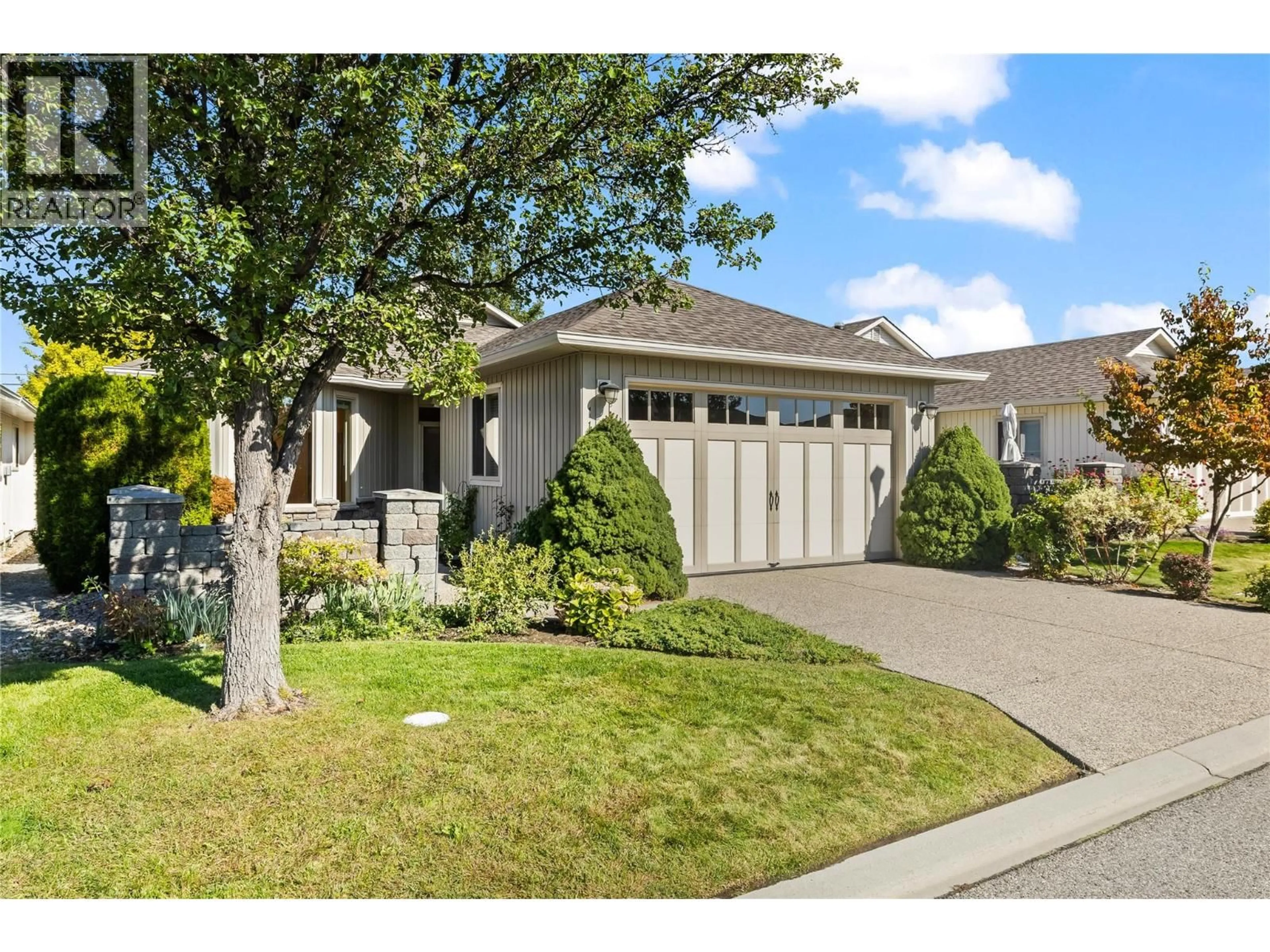 Home with vinyl exterior material, street for 117 - 1405 GUISACHAN PLACE, Kelowna British Columbia V1Y9X8