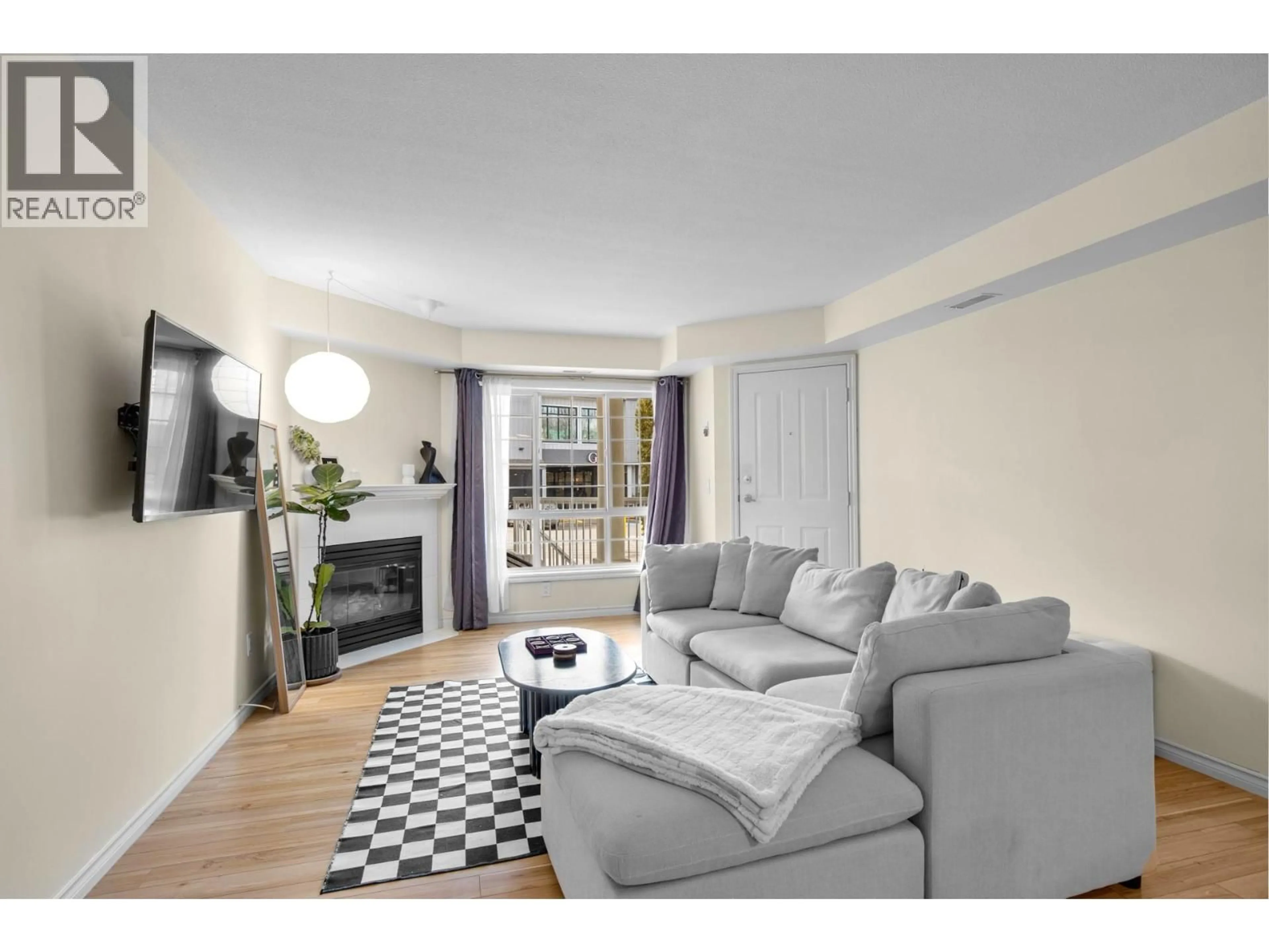 Living room with furniture, unknown for 114 - 2350 STILLINGFLEET ROAD, Kelowna British Columbia V1W3X9