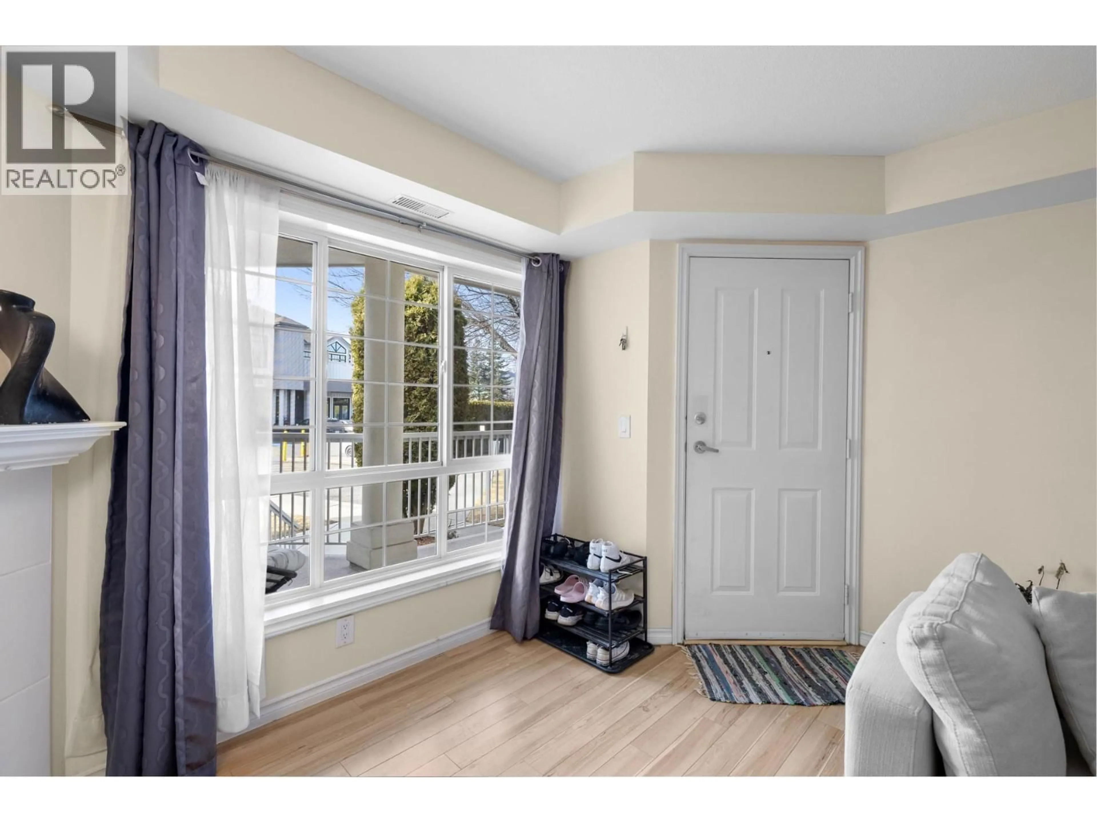Indoor entryway for 114 - 2350 STILLINGFLEET ROAD, Kelowna British Columbia V1W3X9