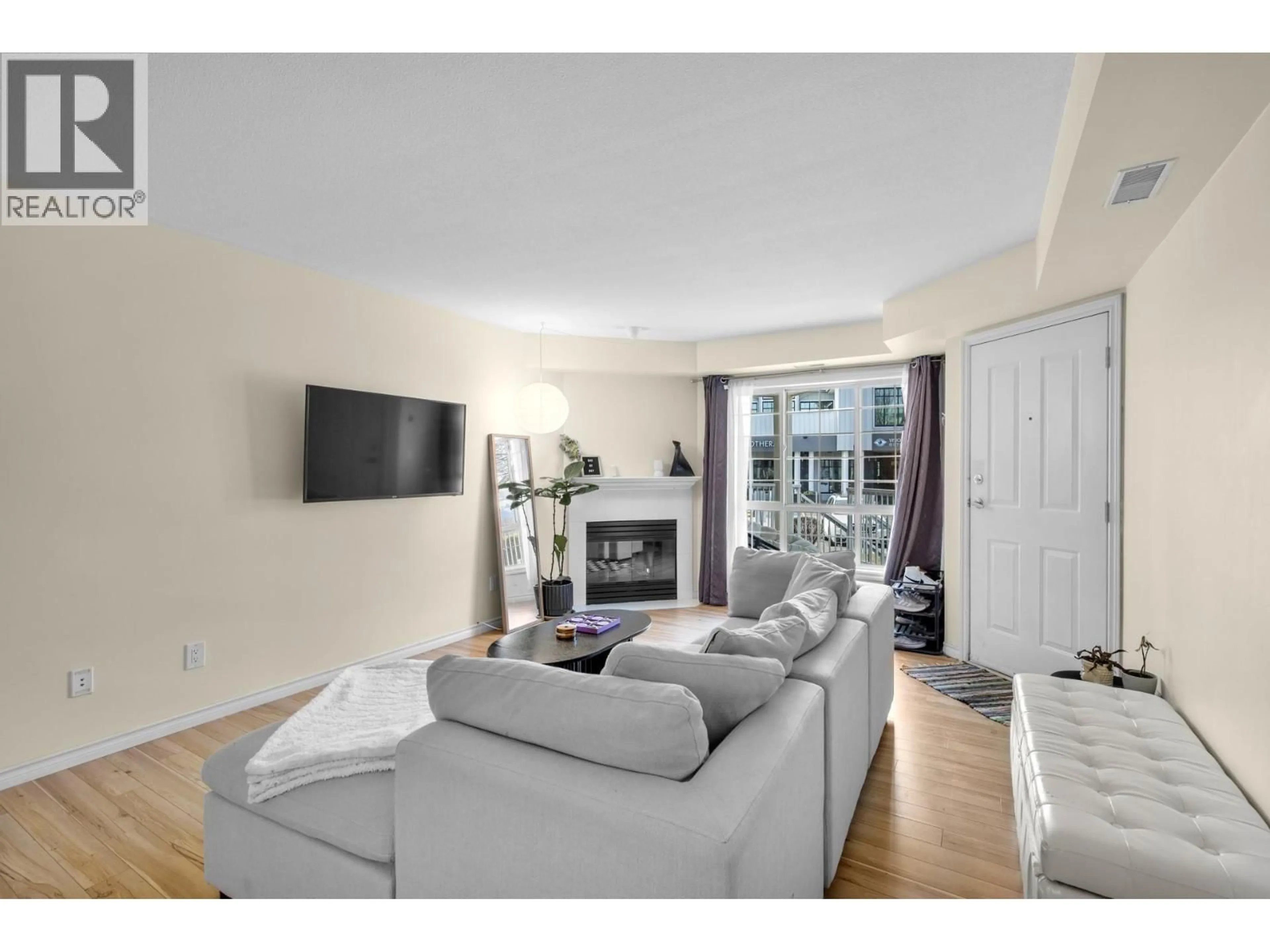 Living room with furniture, unknown for 114 - 2350 STILLINGFLEET ROAD, Kelowna British Columbia V1W3X9