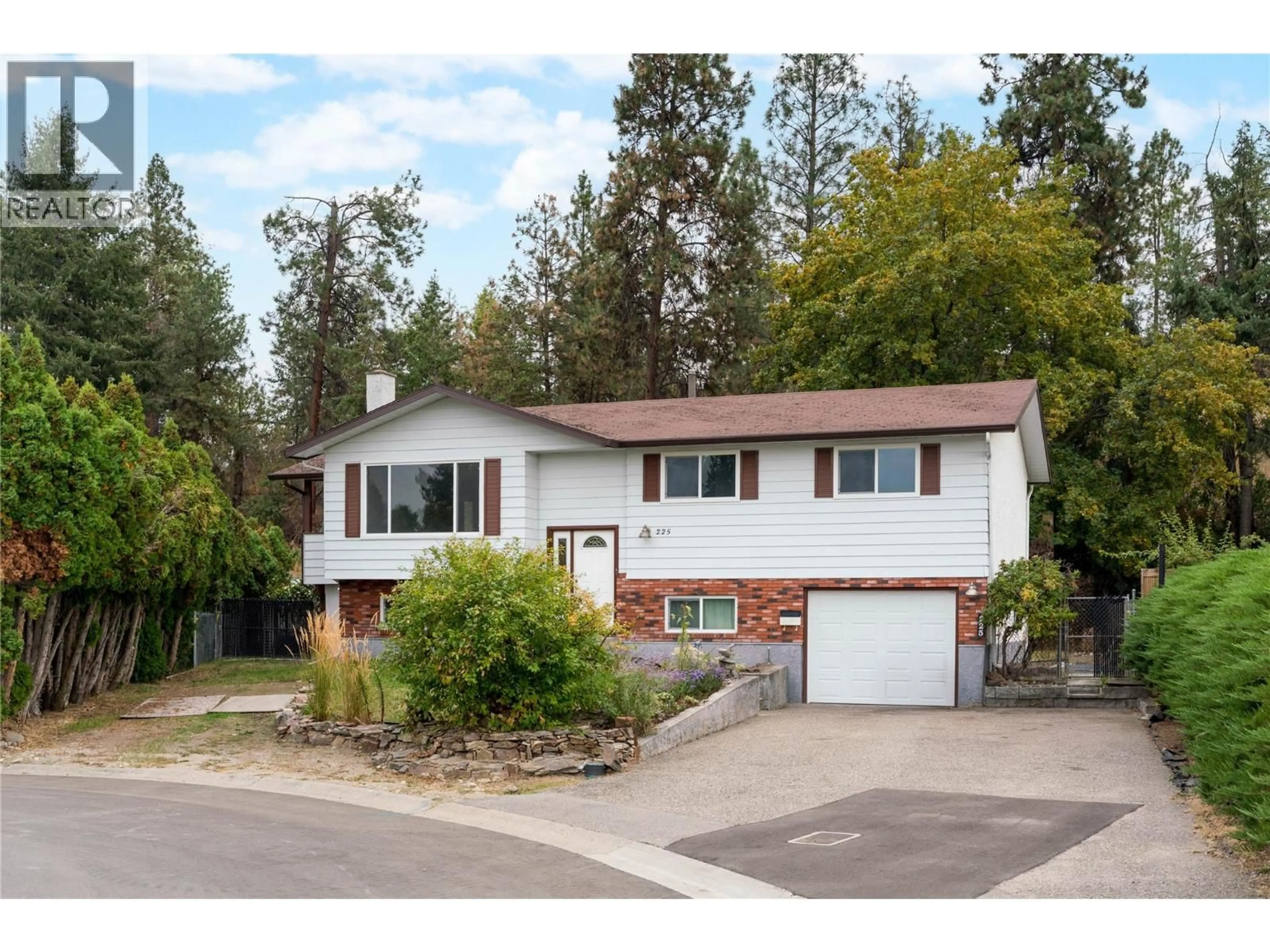 Home with vinyl exterior material, street for 225 JUPITER COURT, Kelowna British Columbia V1X5W5