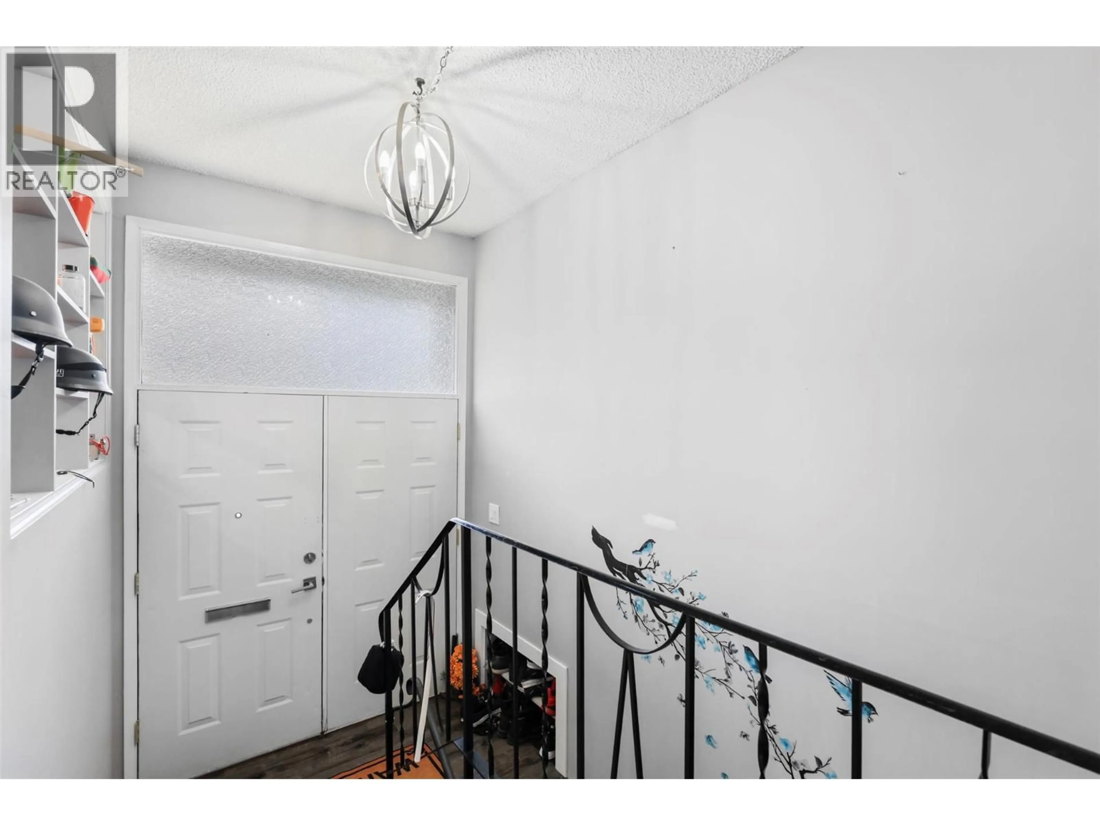 Indoor entryway for 492 GRANDVIEW TERRACE, Kamloops British Columbia V2C3Z4