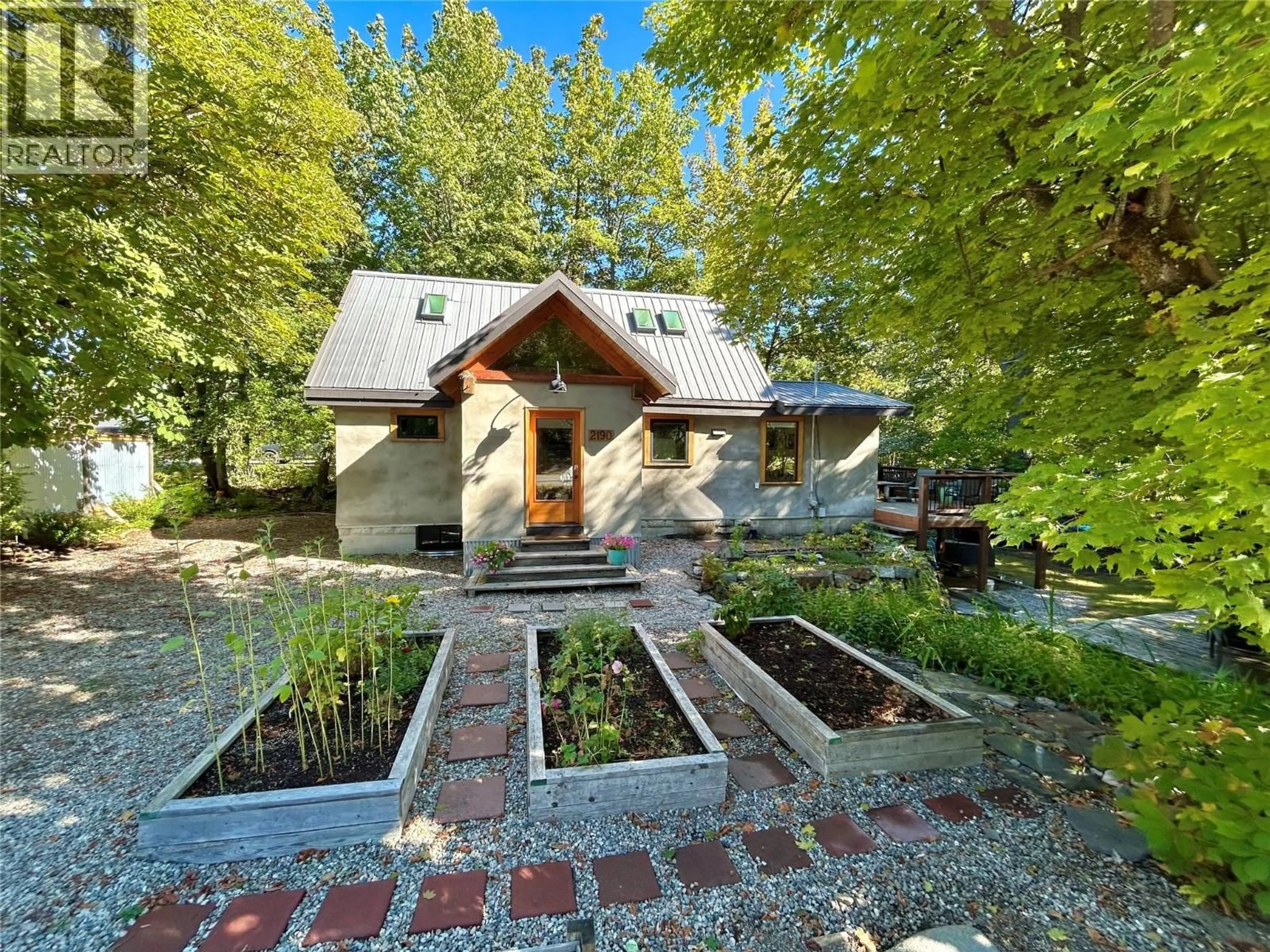 A pic from outside/outdoor area/front of a property/back of a property/a pic from drone, unknown for 2190 BUTTE STREET, Rossland British Columbia V0G1Y0