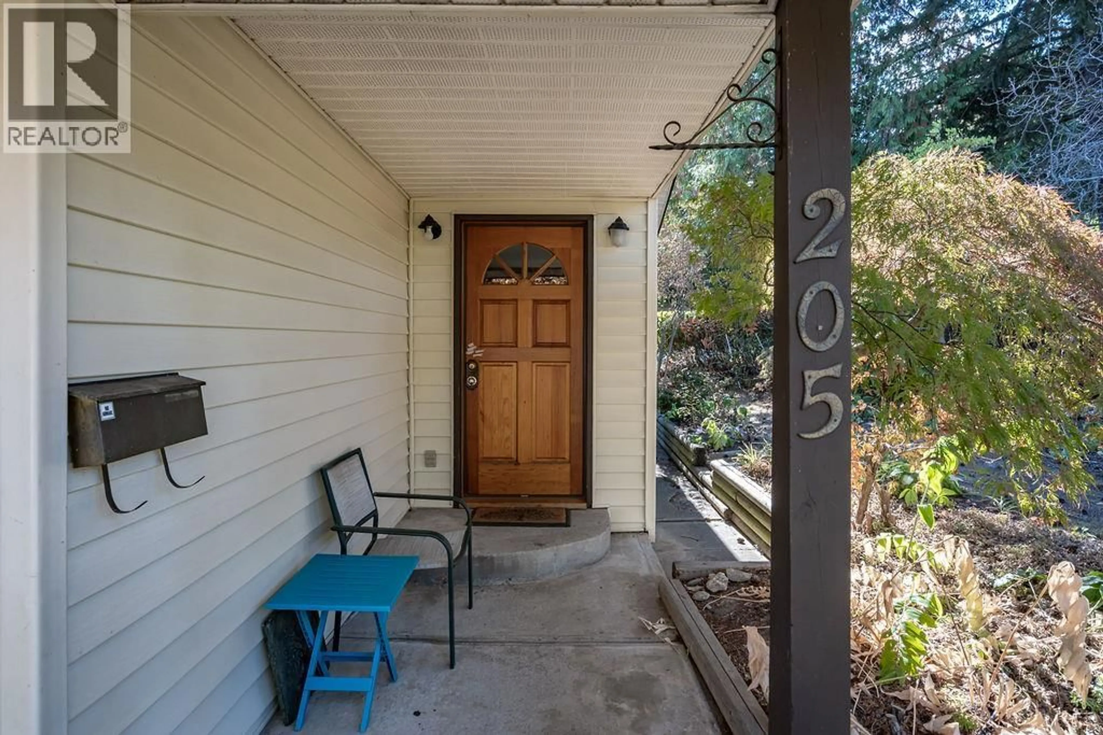 Indoor entryway for 205 6TH AVENUE, Castlegar British Columbia V1N1T1