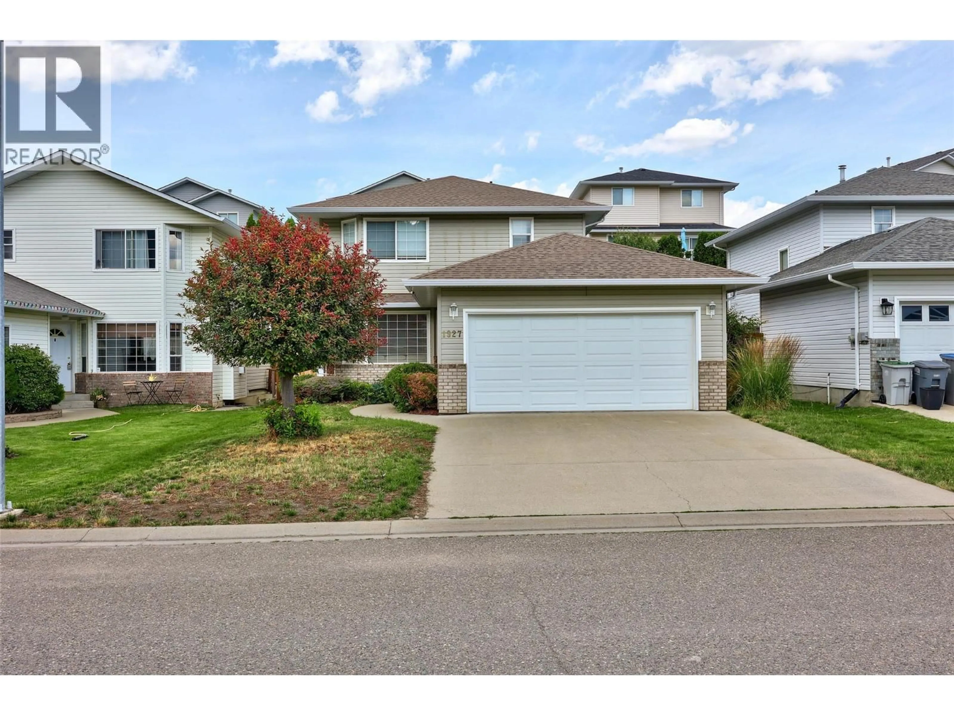 Home with vinyl exterior material, street for 1927 FIR PLACE, Kamloops British Columbia V1S1X6