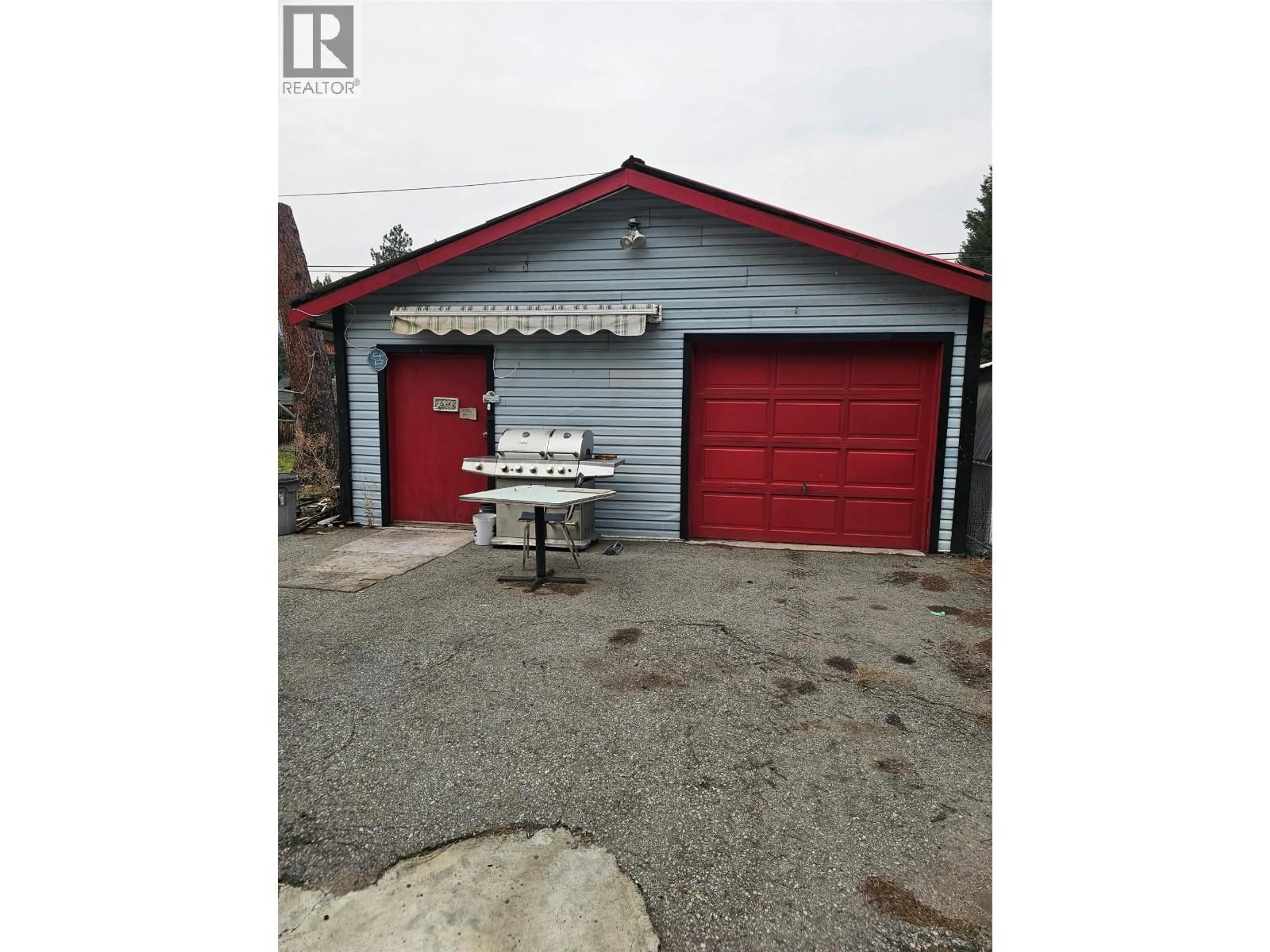 Indoor garage for 5851 33 HIGHWAY, Beaverdell British Columbia V0H1A0